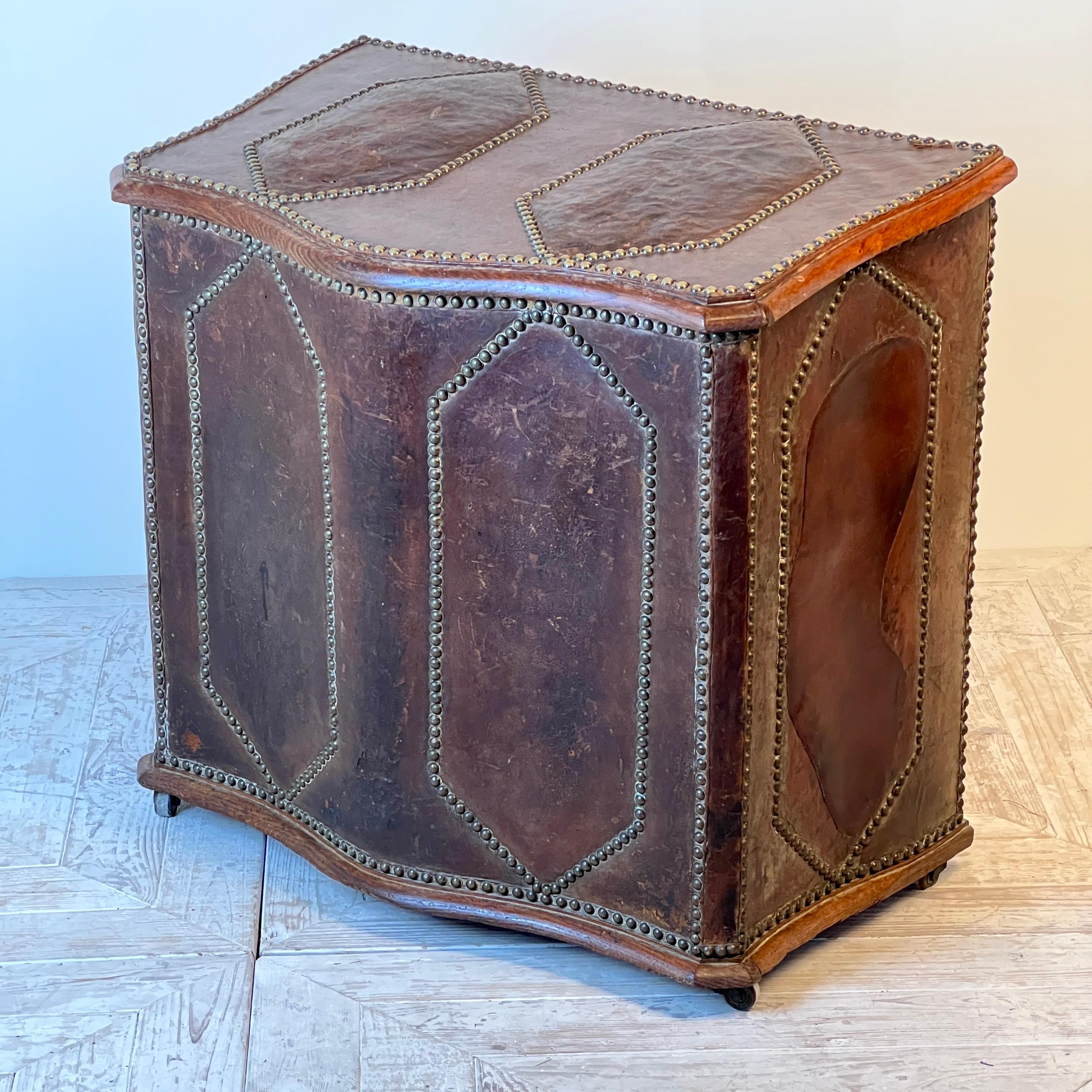 Francese Scatola per tronchi o contenitori in pelle e Oak francese del XIX secolo in vendita