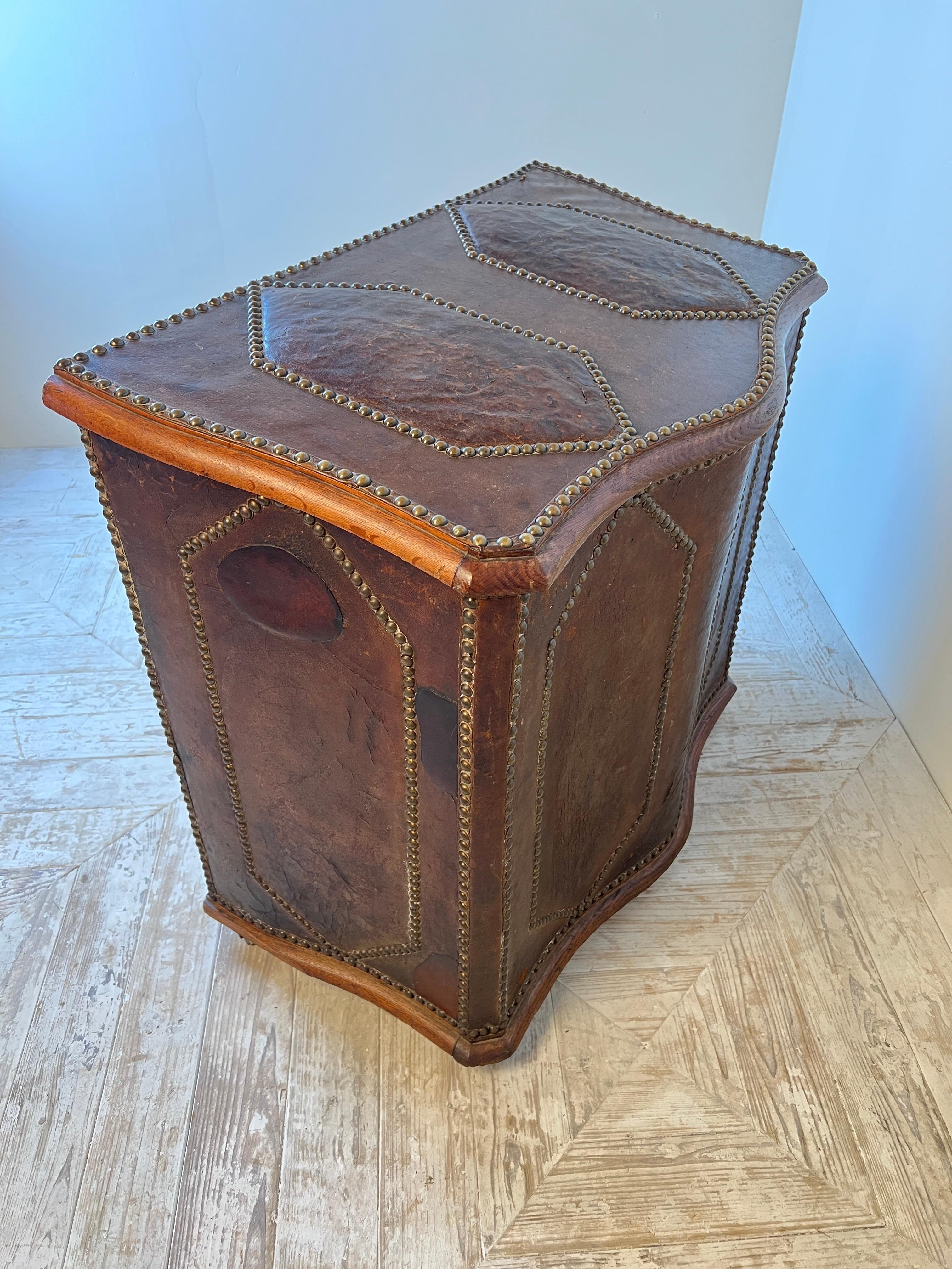 Scatola per tronchi o contenitori in pelle e Oak francese del XIX secolo in vendita 2