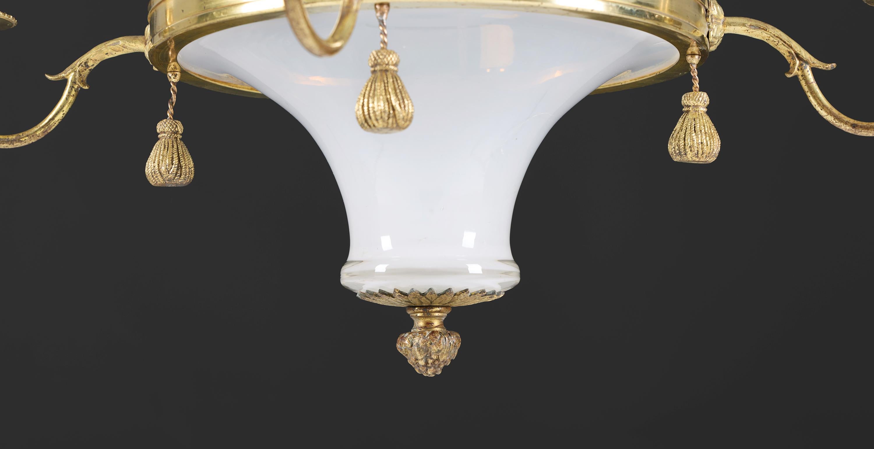 Francese Lampadario francese del XIX secolo in vetro opalino e ormeggio in vendita