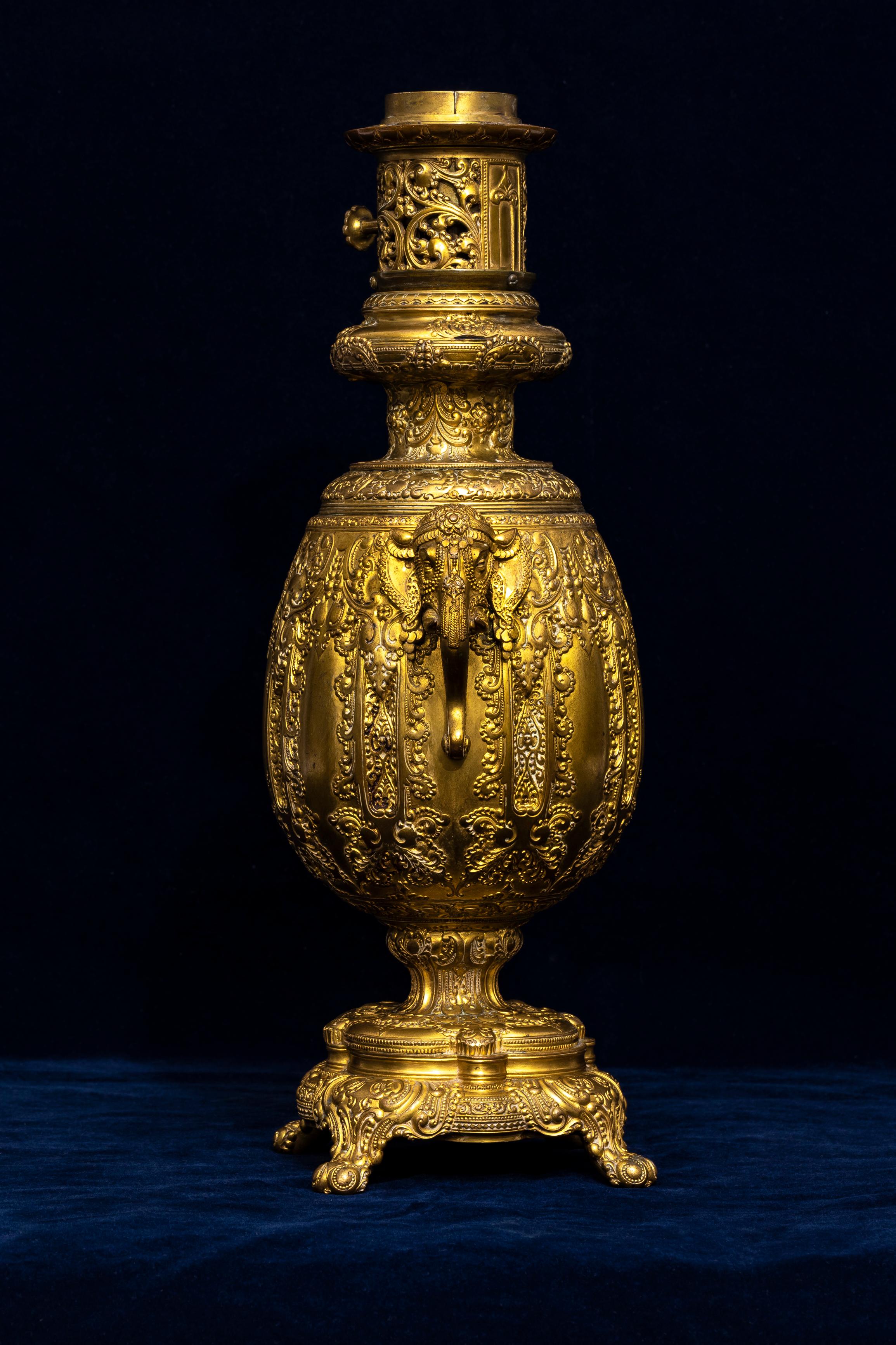 Luigi XVI Lampada con manico di elefante in ormolu francese del XIX secolo, firmata F. Barbedienne in vendita