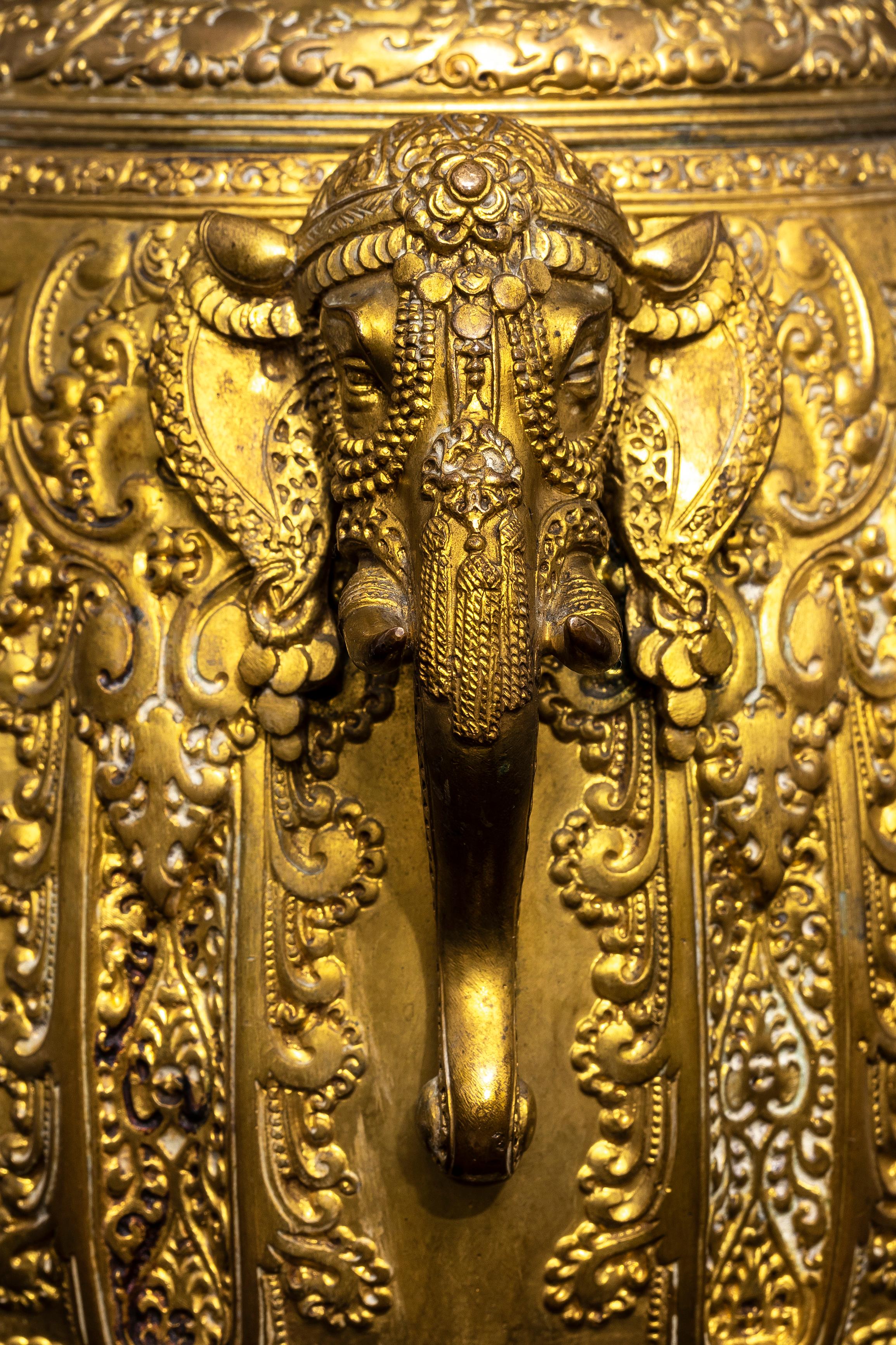 Francese Lampada con manico di elefante in ormolu francese del XIX secolo, firmata F. Barbedienne in vendita