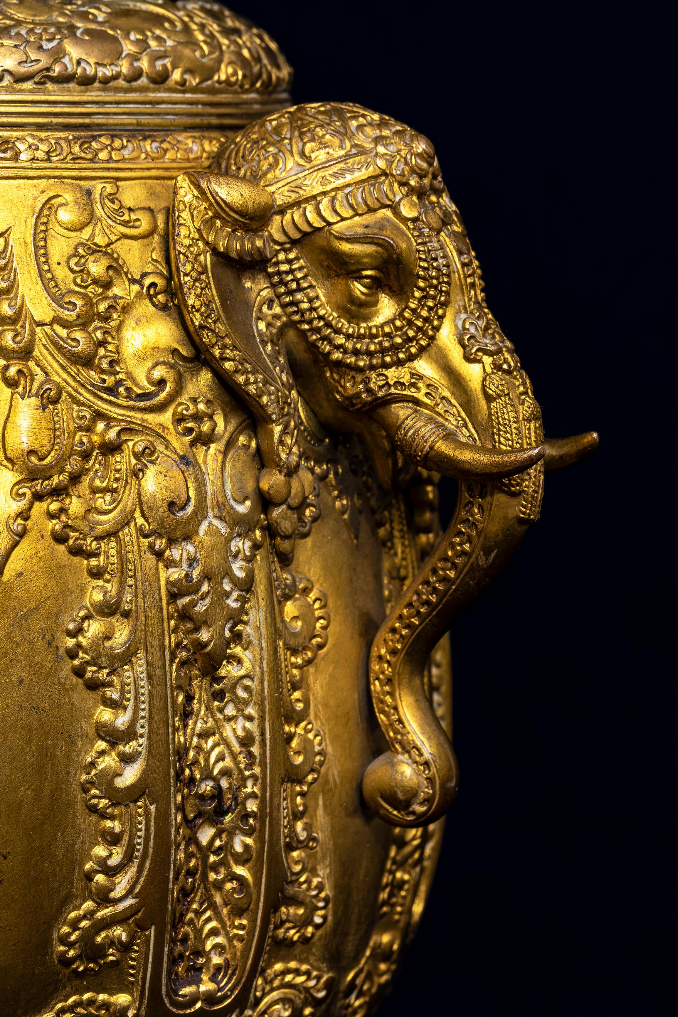 Dorato Lampada con manico di elefante in ormolu francese del XIX secolo, firmata F. Barbedienne in vendita