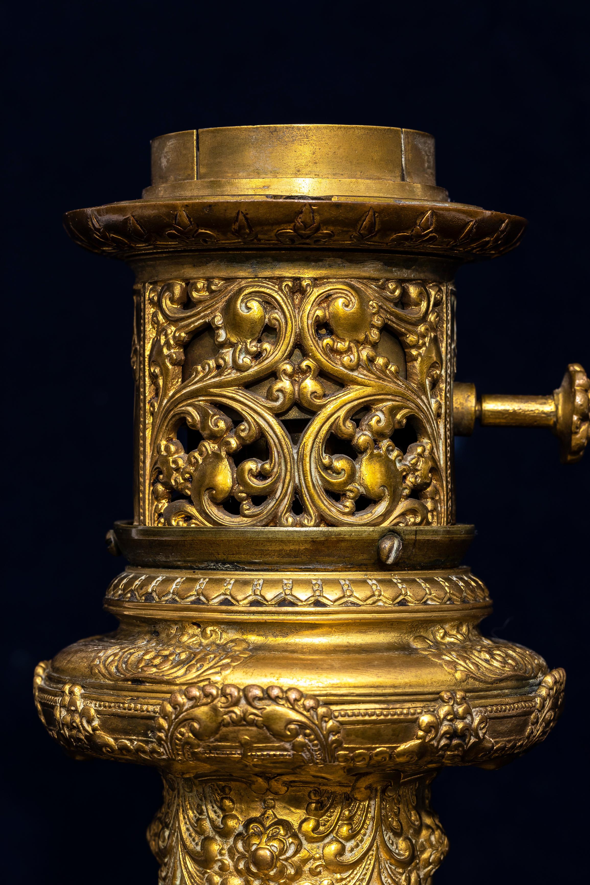 Metà XIX secolo Lampada con manico di elefante in ormolu francese del XIX secolo, firmata F. Barbedienne in vendita