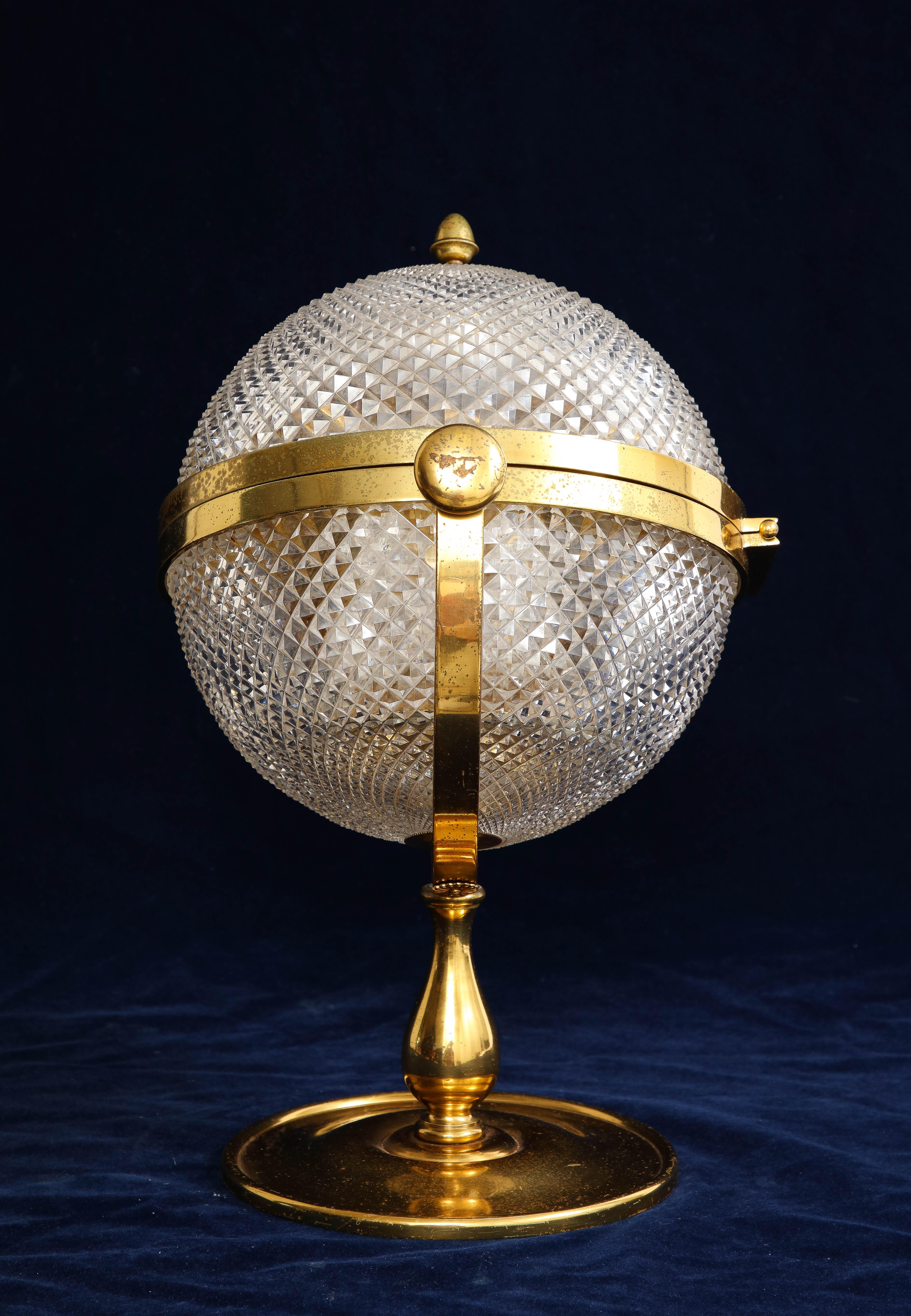 Coffret à liqueurs Tantale à globe arrondi monté en bronze doré du XIXe siècle en vente 1