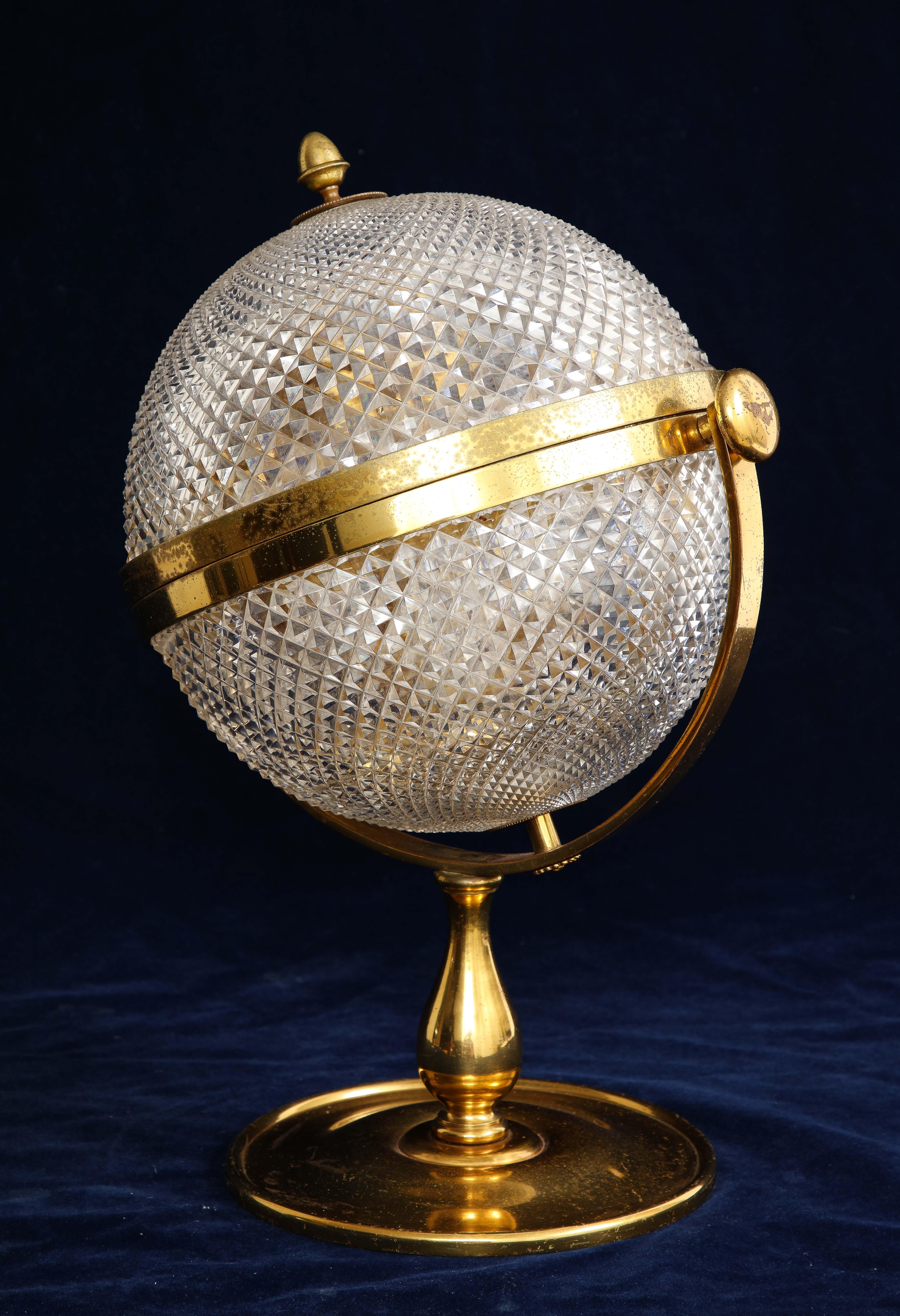 Coffret à liqueurs Tantale à globe arrondi monté en bronze doré du XIXe siècle en vente 3