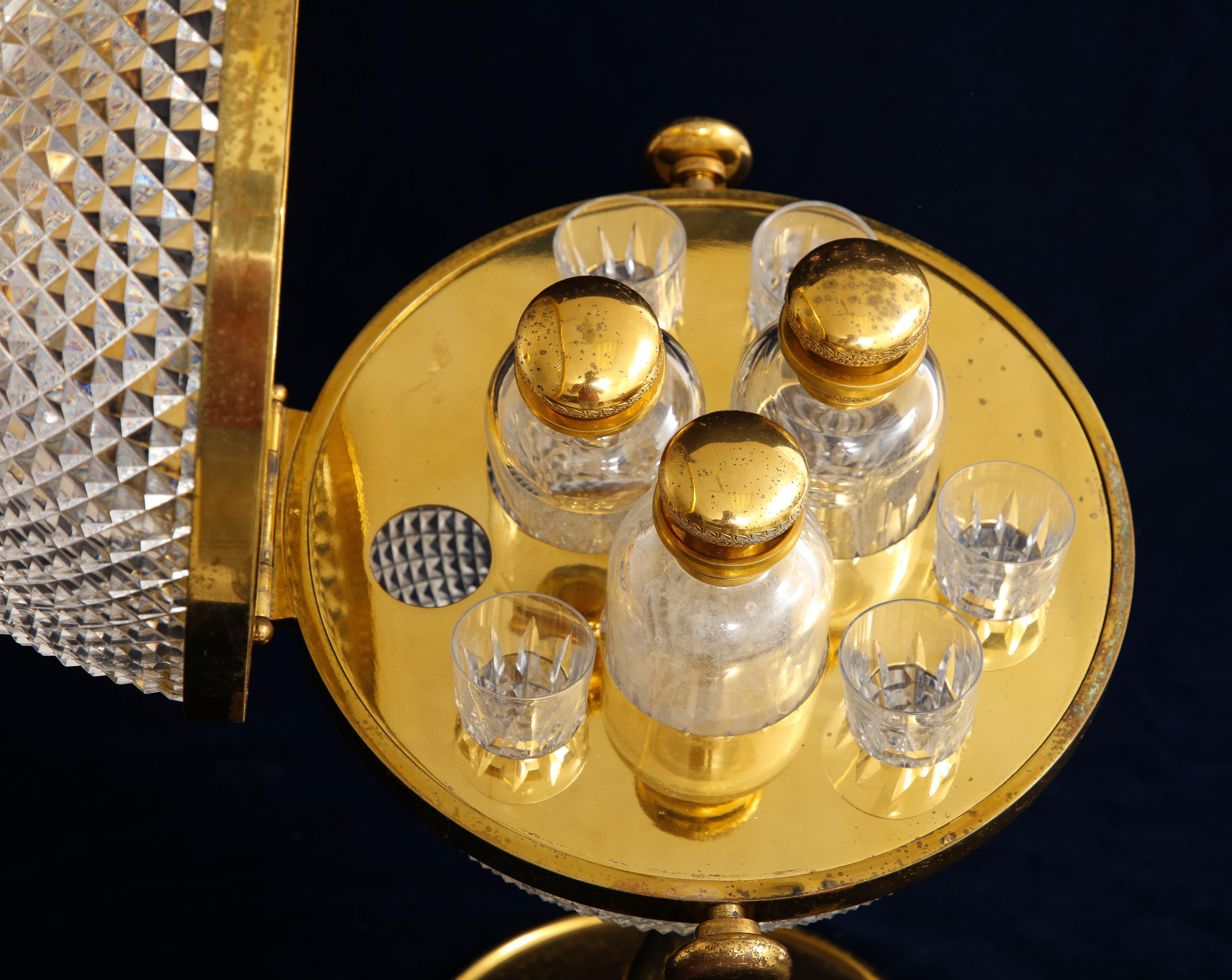 Coffret à liqueurs Tantale à globe arrondi monté en bronze doré du XIXe siècle Bon état - En vente à New York, NY
