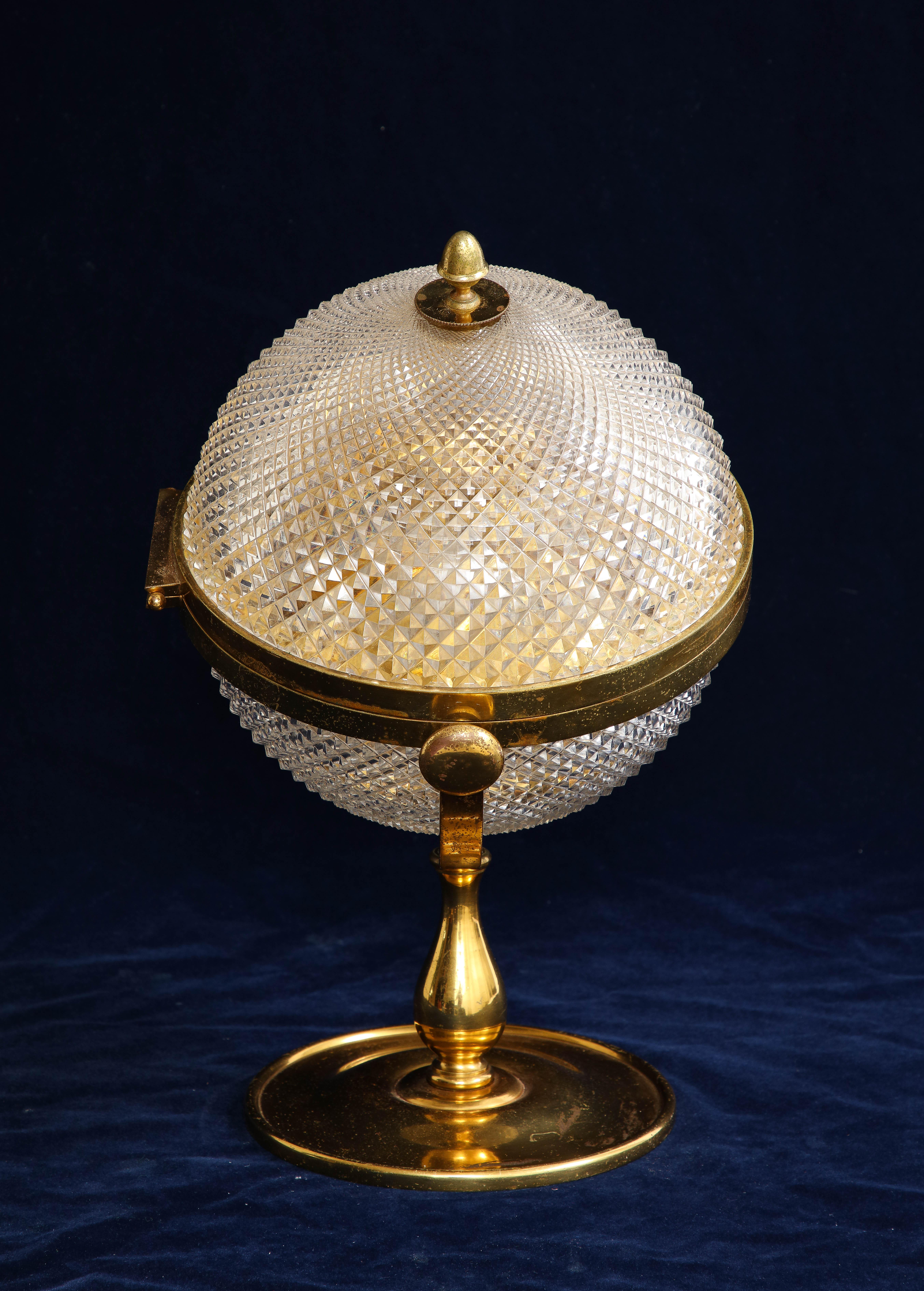 Fin du XIXe siècle Coffret à liqueurs Tantale à globe arrondi monté en bronze doré du XIXe siècle en vente