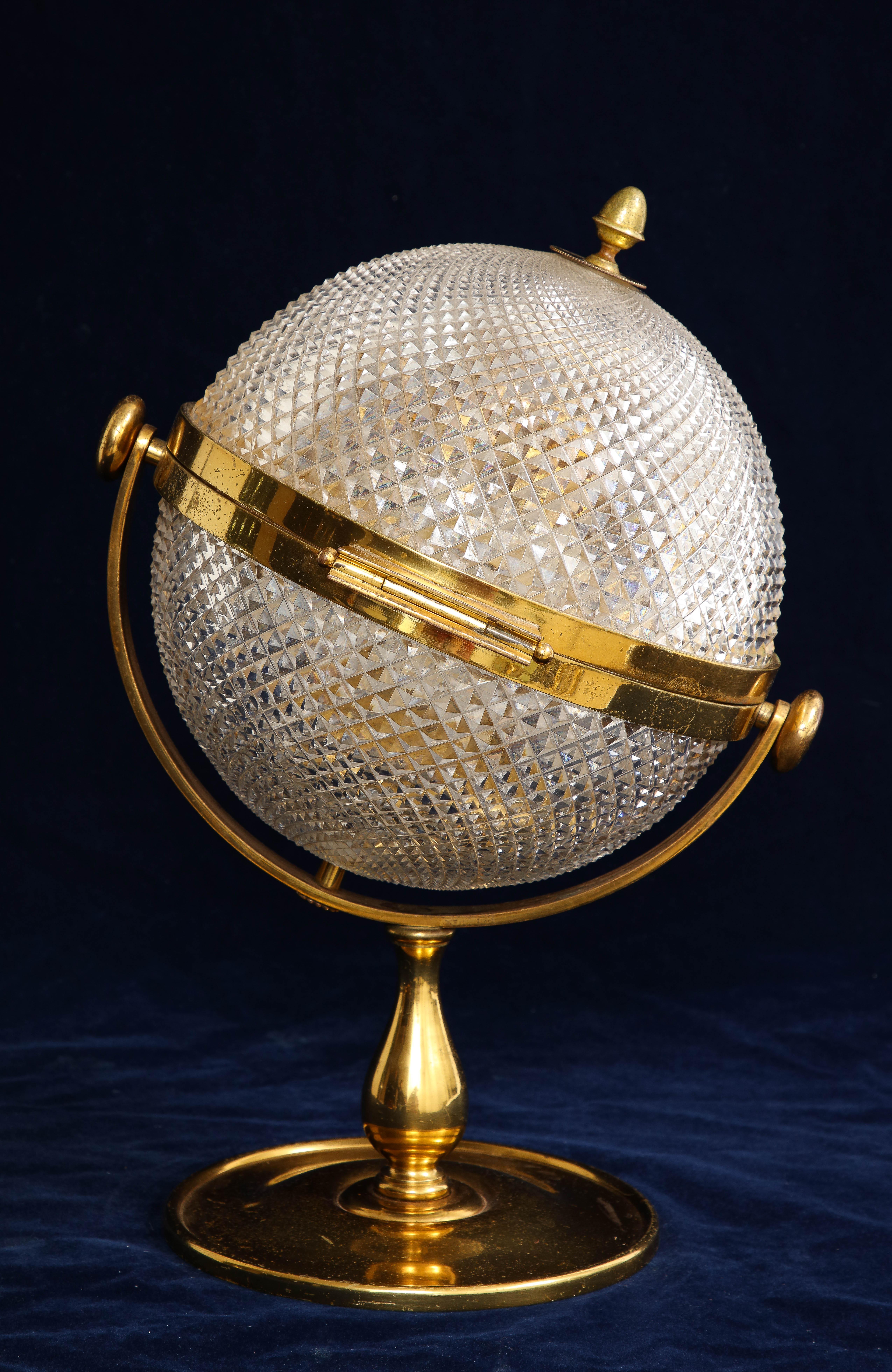 Cristal Coffret à liqueurs Tantale à globe arrondi monté en bronze doré du XIXe siècle en vente