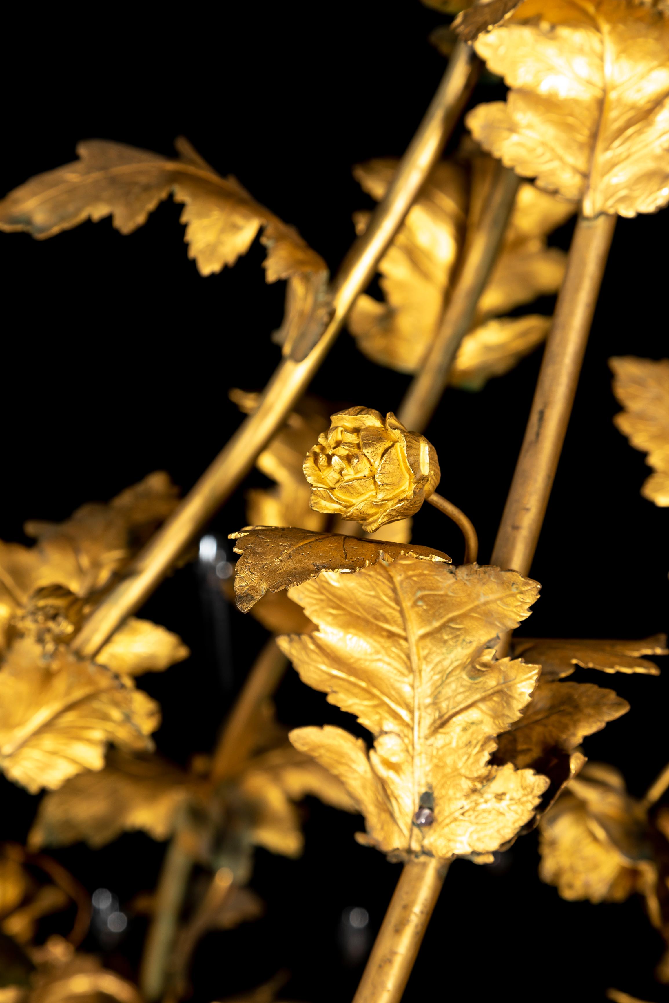 Lampadario francese a più bracci in ormolu del XIX secolo con foglie e fiori in vendita 3
