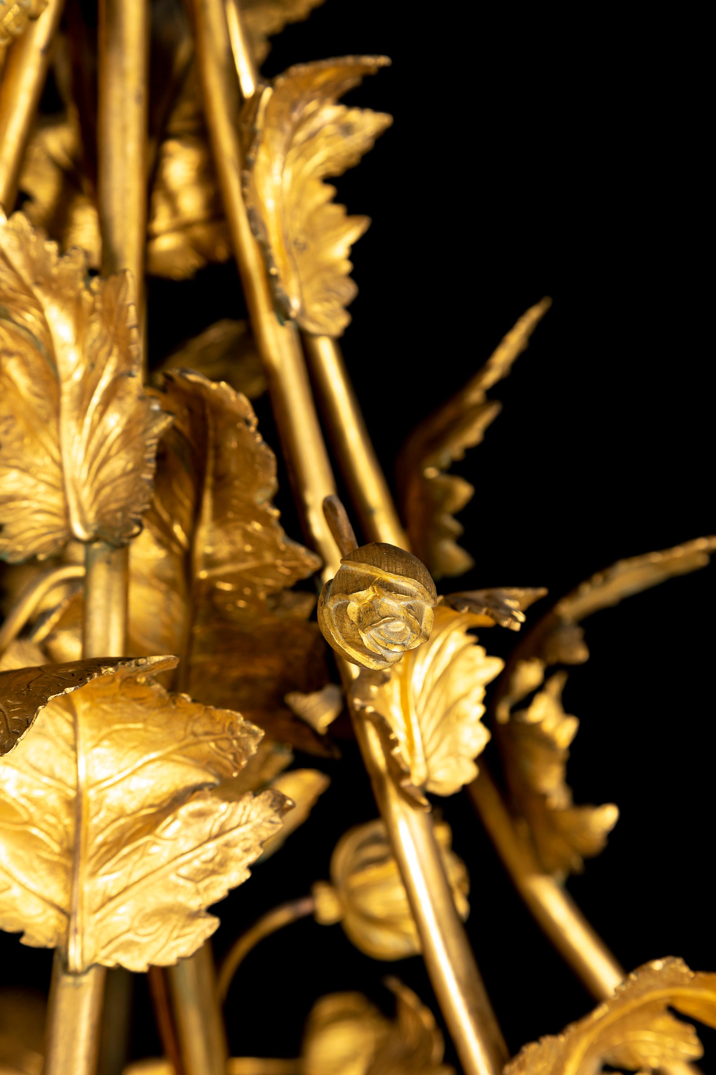 Lampadario francese a più bracci in ormolu del XIX secolo con foglie e fiori in vendita 4