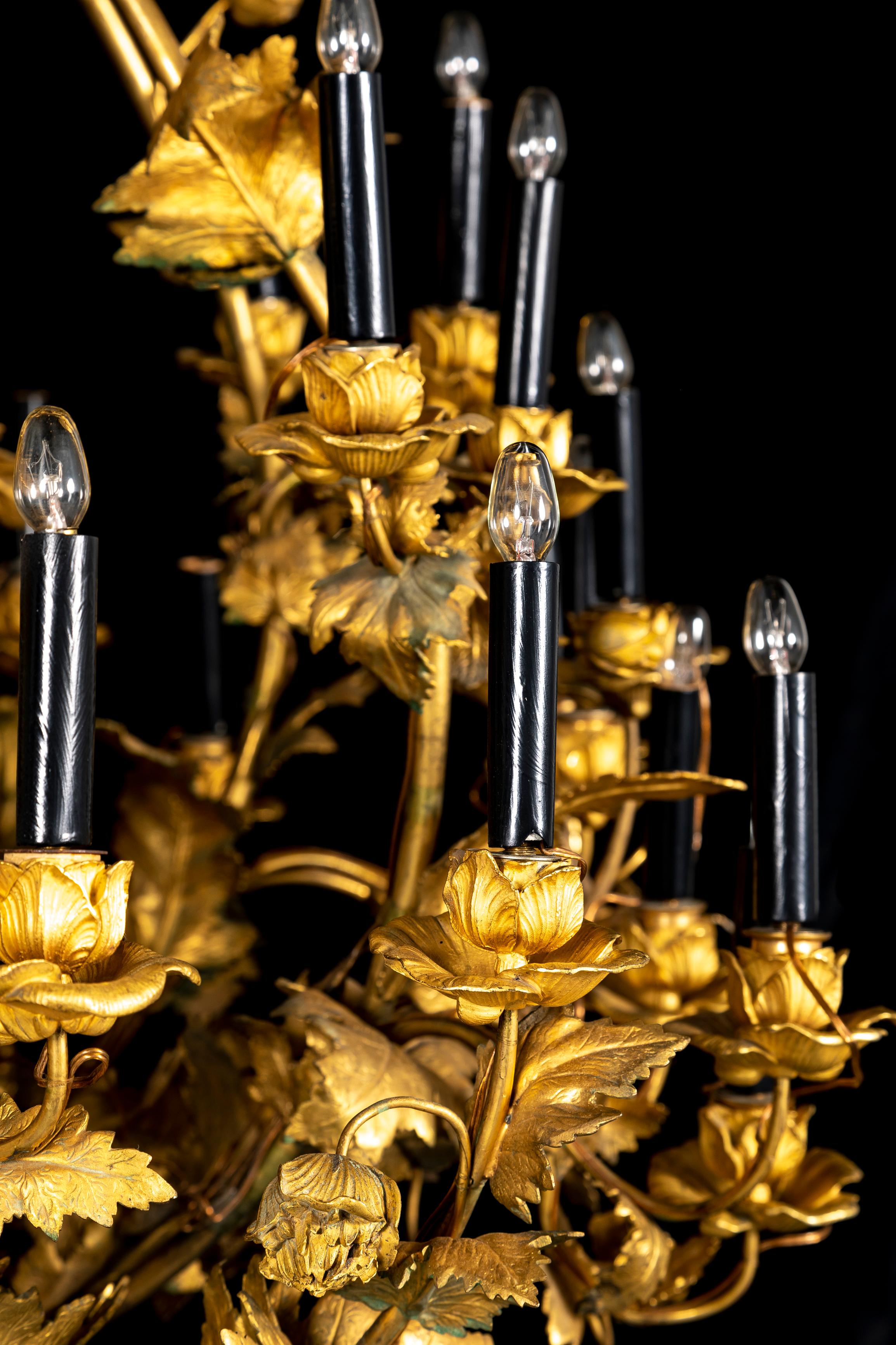 Lampadario francese a più bracci in ormolu del XIX secolo con foglie e fiori in vendita 5