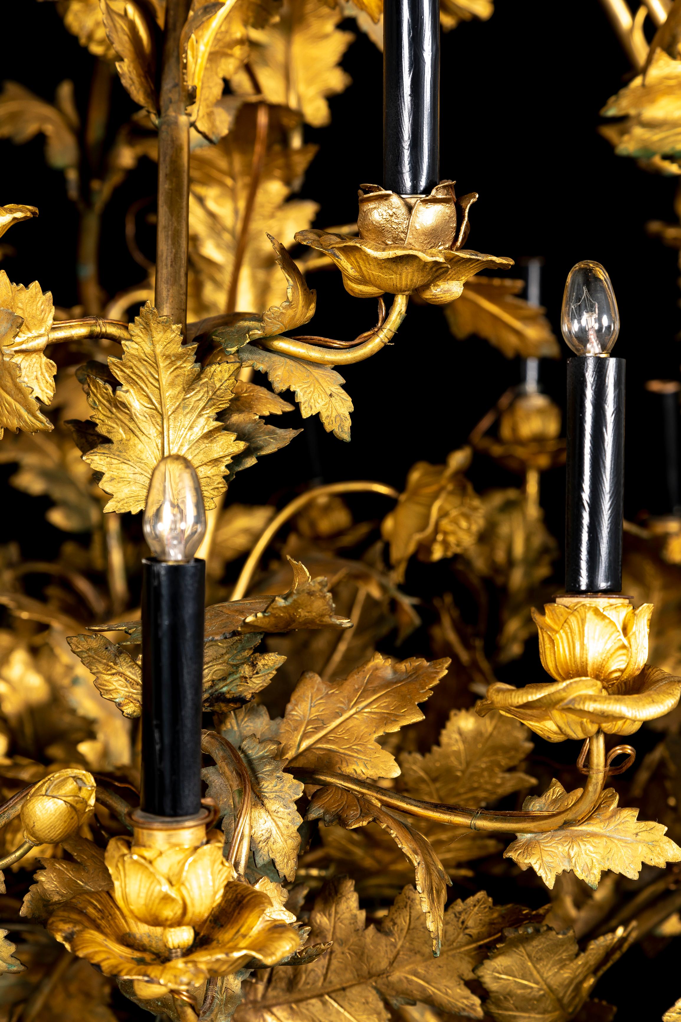 Lampadario francese a più bracci in ormolu del XIX secolo con foglie e fiori in vendita 6