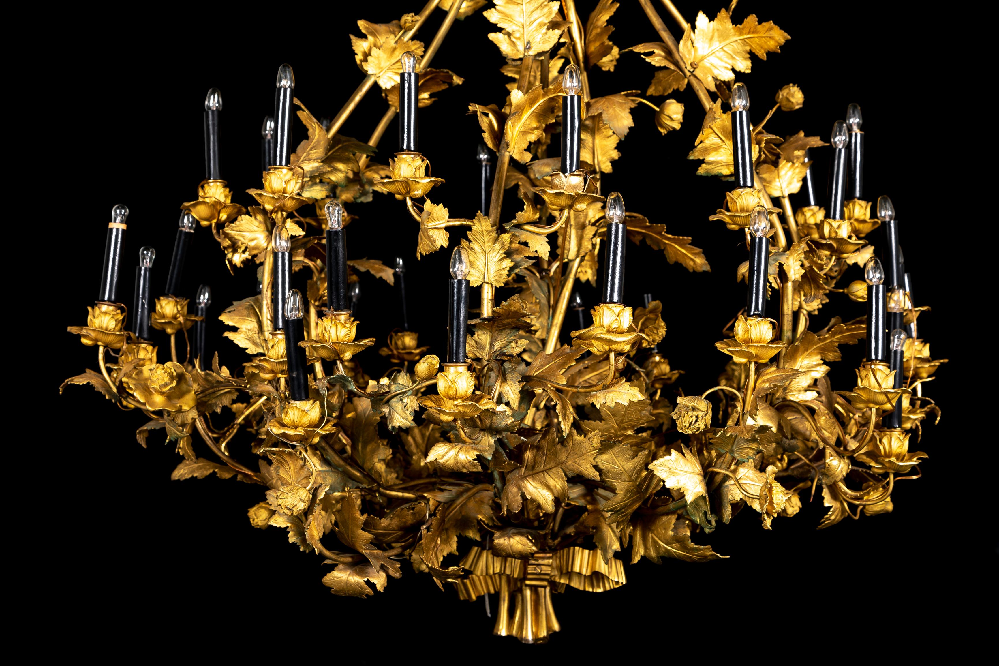 Francese Lampadario francese a più bracci in ormolu del XIX secolo con foglie e fiori in vendita
