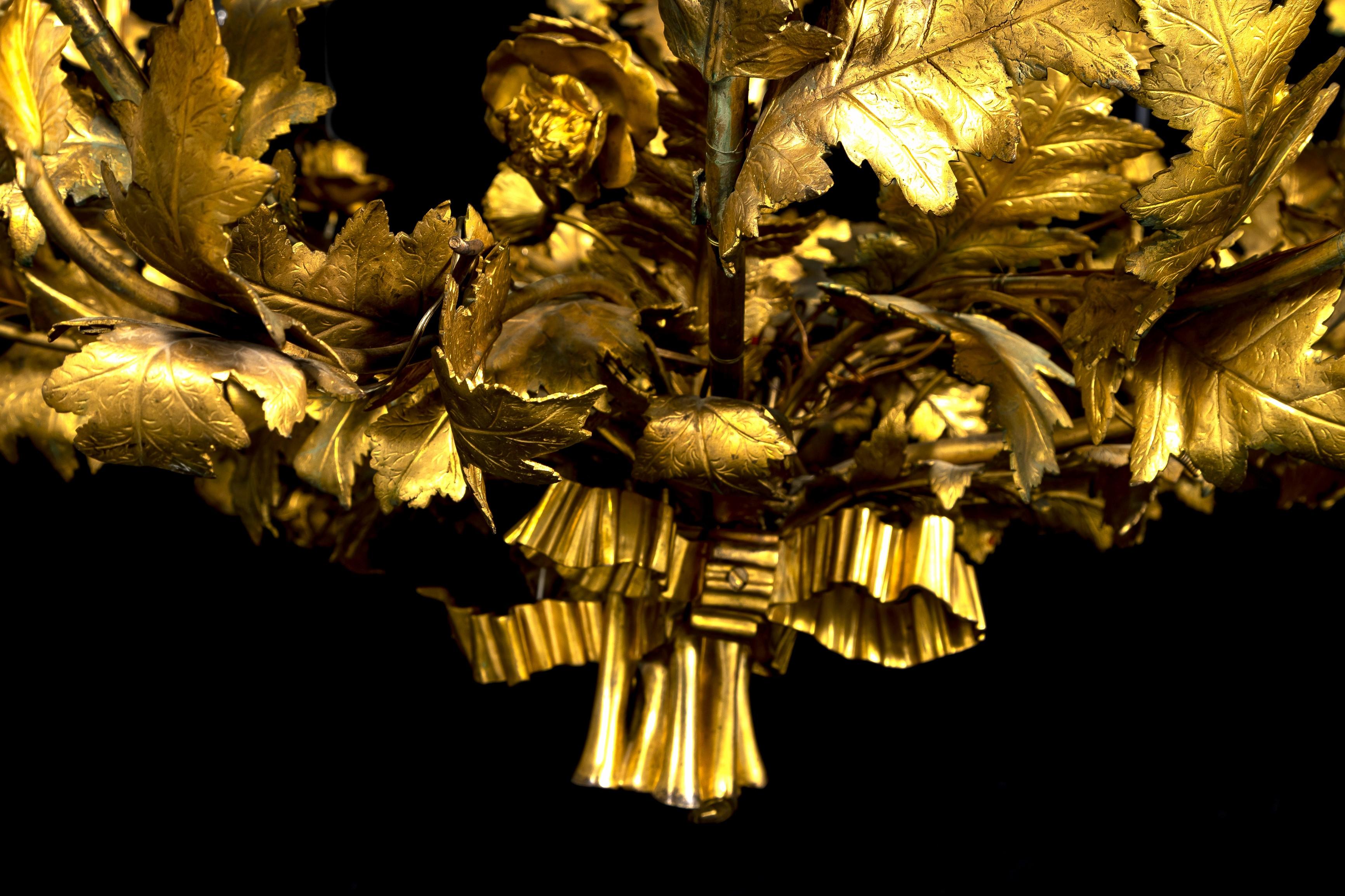Dorato Lampadario francese a più bracci in ormolu del XIX secolo con foglie e fiori in vendita