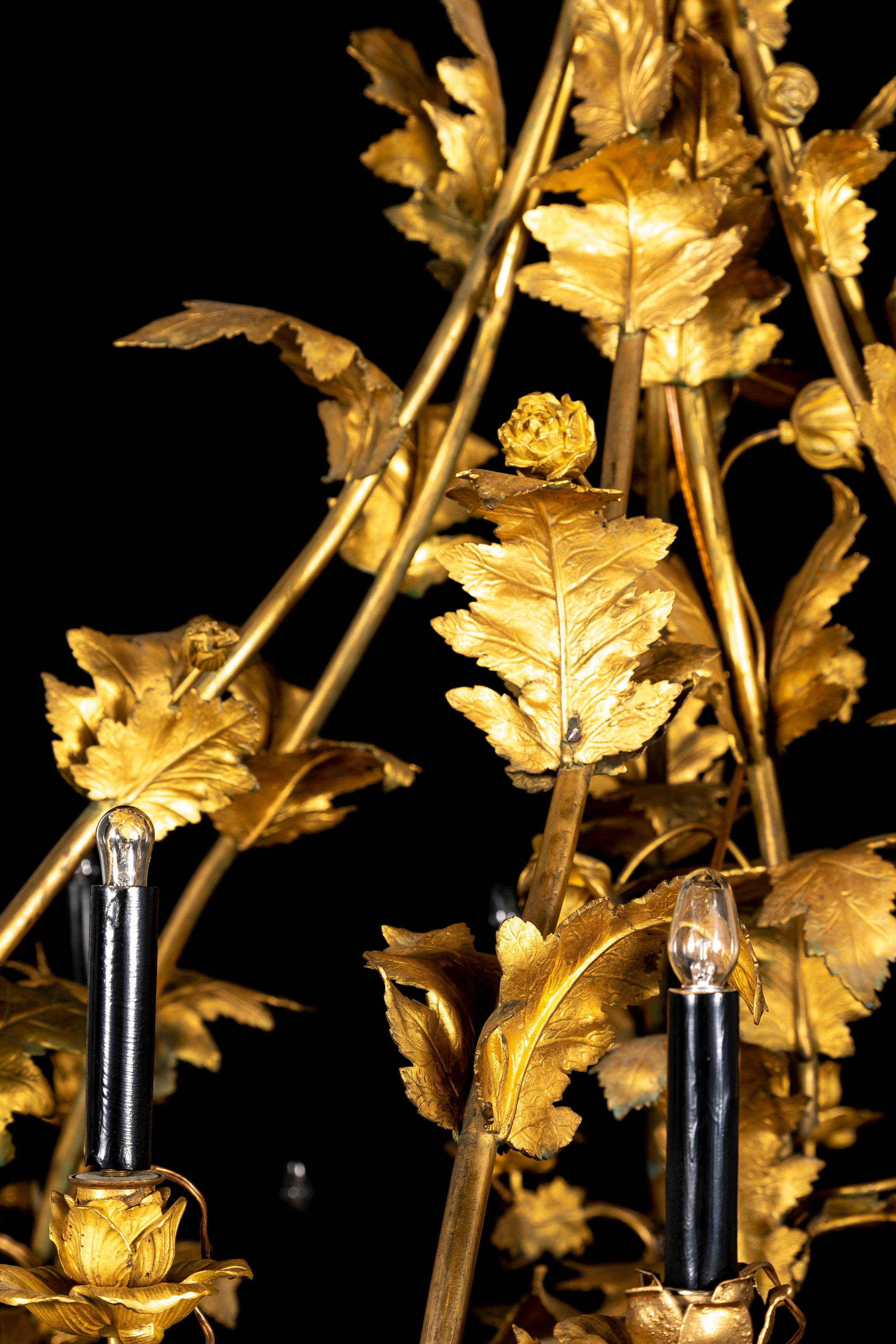 Lampadario francese a più bracci in ormolu del XIX secolo con foglie e fiori In condizioni buone in vendita a New York, NY