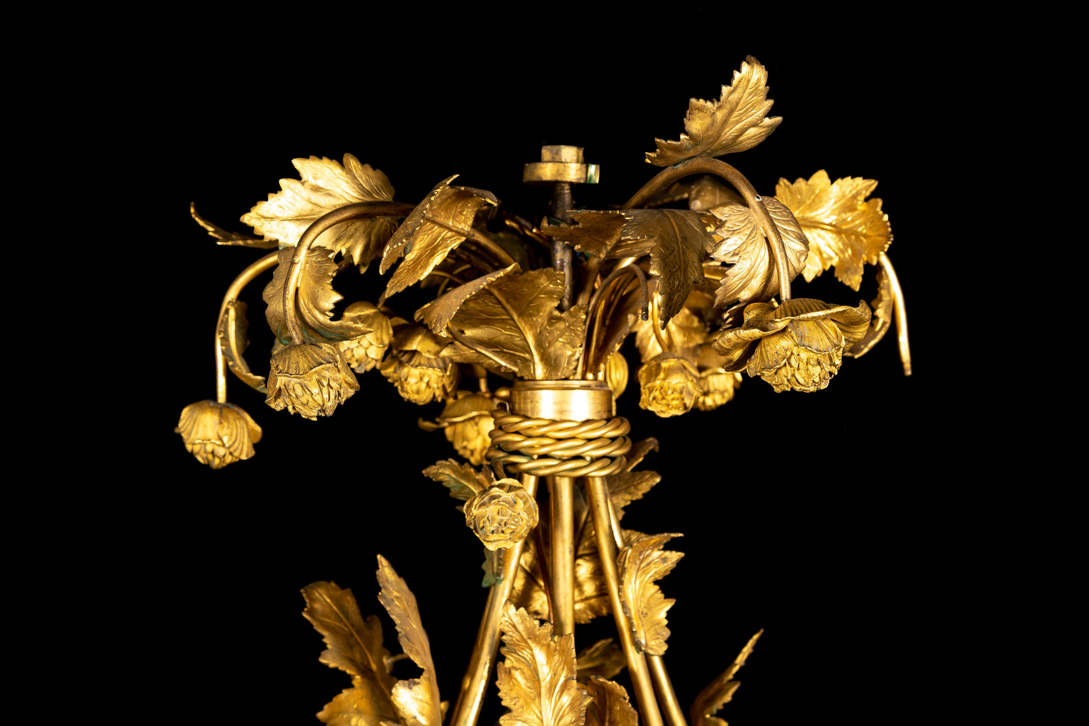 Bronzo Lampadario francese a più bracci in ormolu del XIX secolo con foglie e fiori in vendita