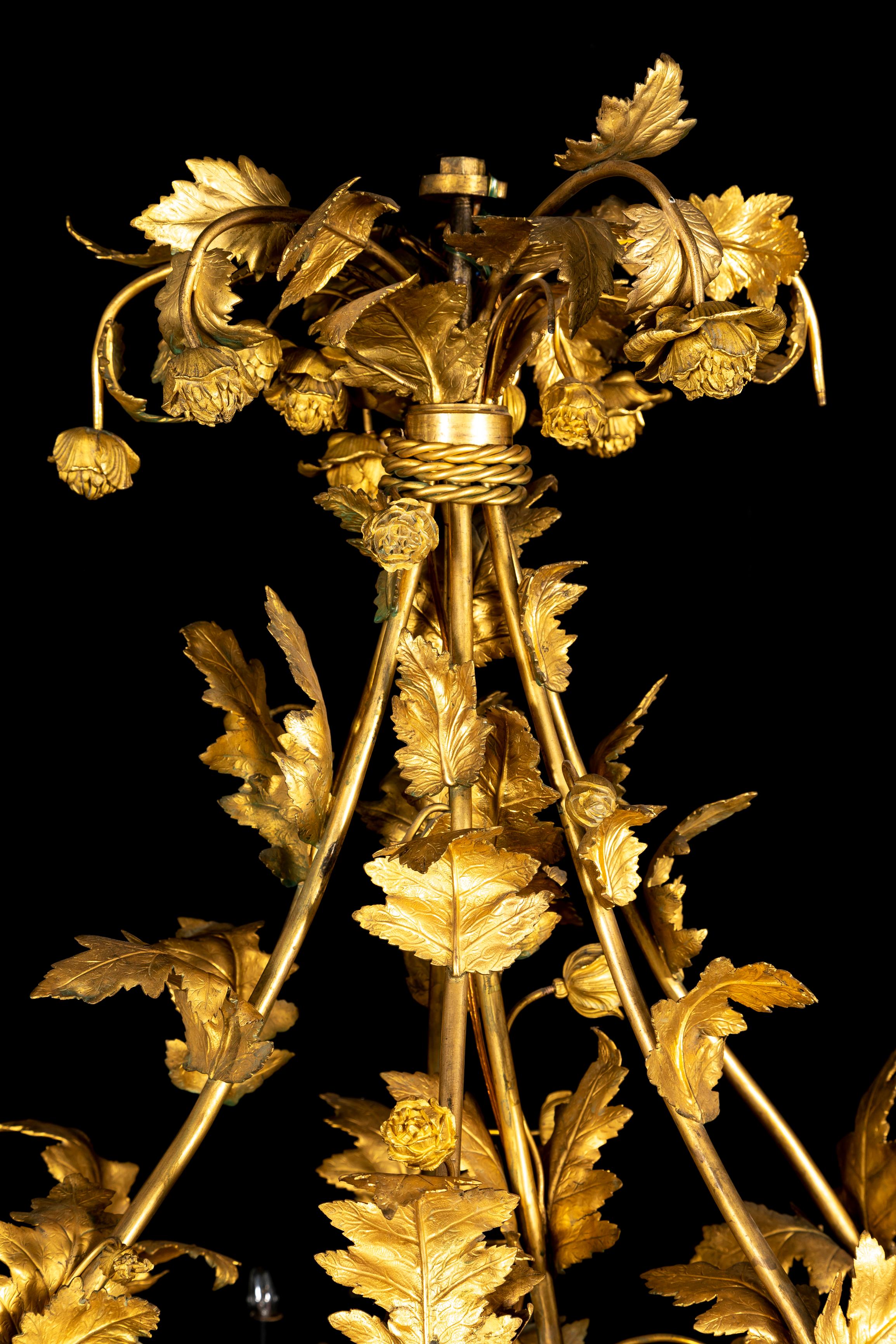 Lampadario francese a più bracci in ormolu del XIX secolo con foglie e fiori in vendita 1