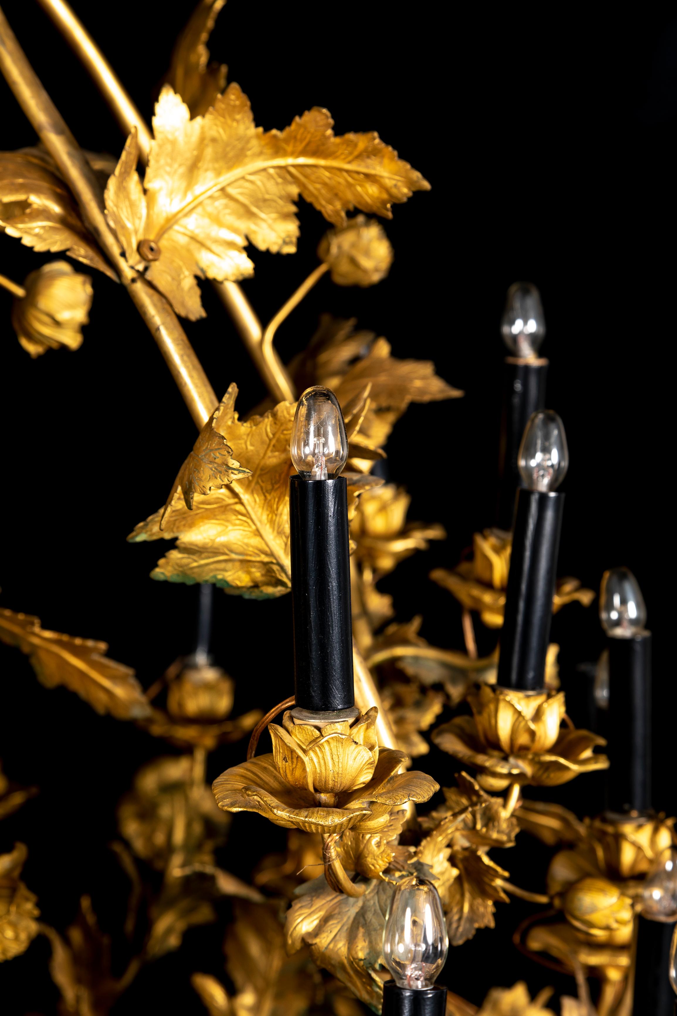 Lampadario francese a più bracci in ormolu del XIX secolo con foglie e fiori in vendita 2