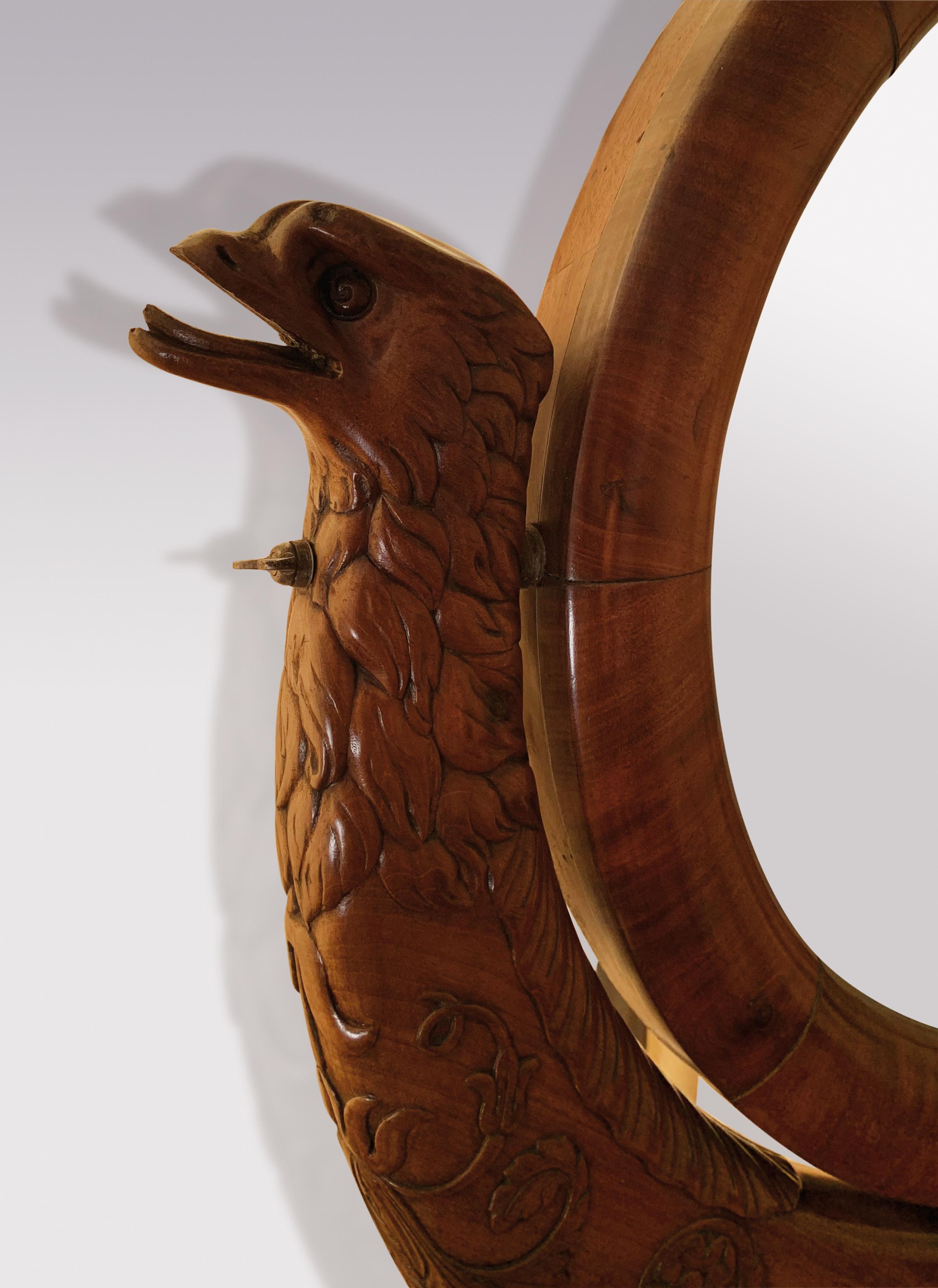 Grande table de toilette ovale en acajou français du milieu du XIXe siècle. Miroir surmonté d'une urne, soutenu par des têtes d'aigle sculptées et chantournées avec une patère centrale, se terminant sur une base de socle probablement remplacée avec