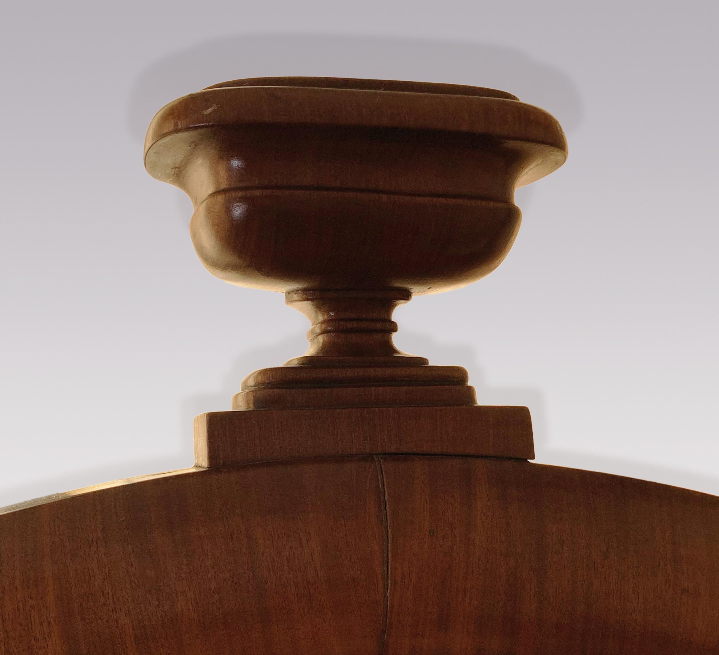 Directoire Miroir de coiffeuse ovale français du 19ème siècle en acajou en vente