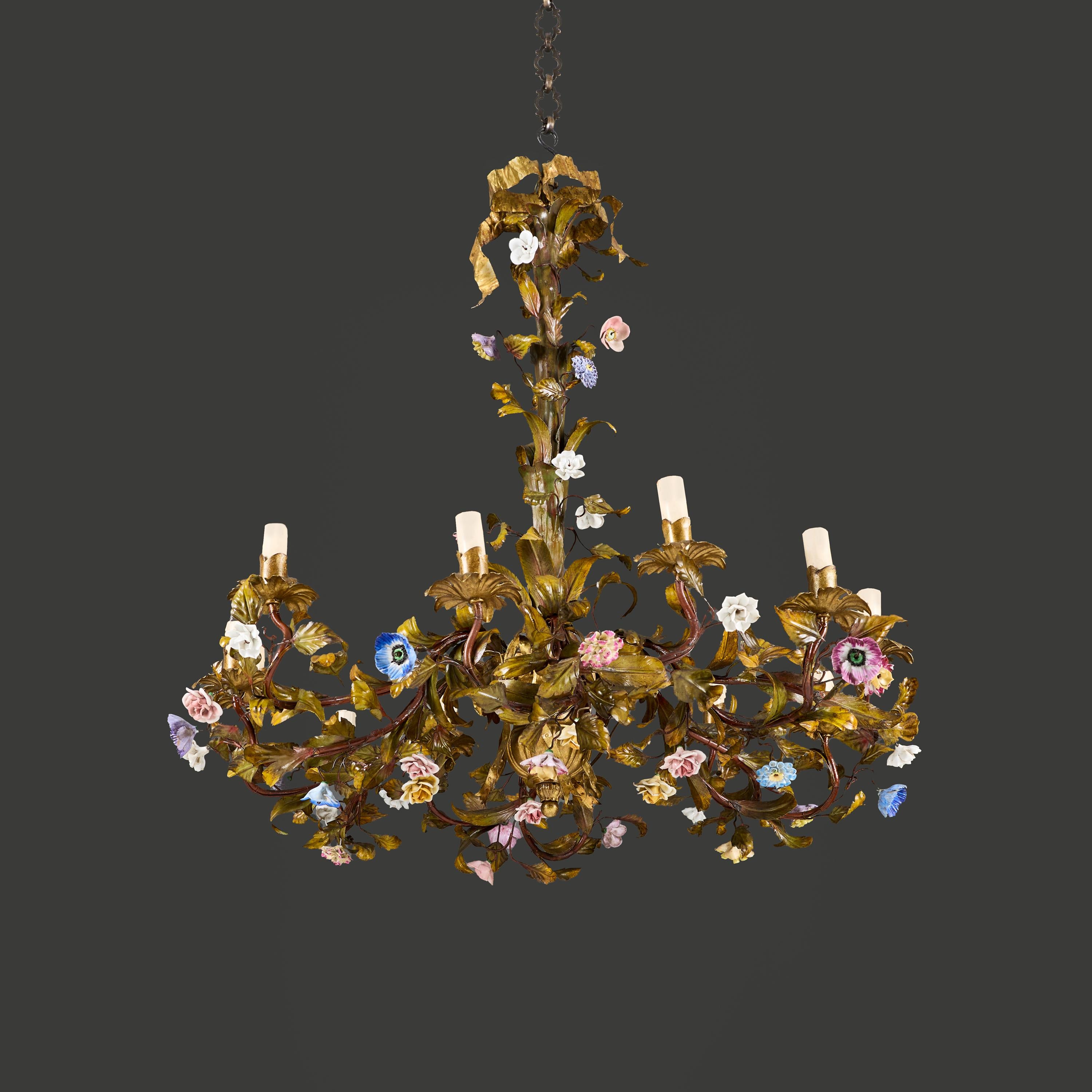 Francese Lampadario francese del XIX secolo in tole dipinte con fiori di porcellana in vendita