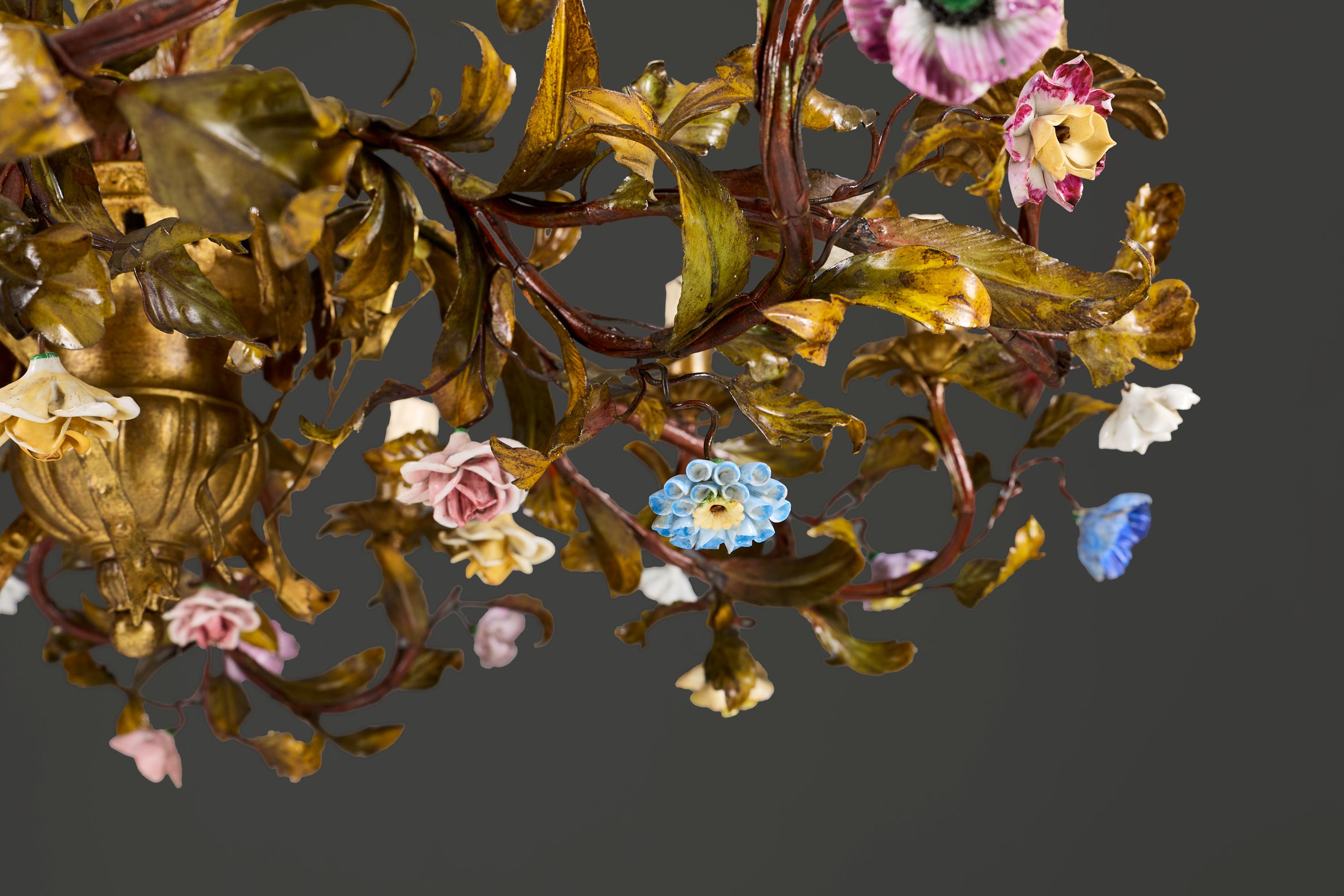 Lampadario francese del XIX secolo in tole dipinte con fiori di porcellana In condizioni buone in vendita a London, GB