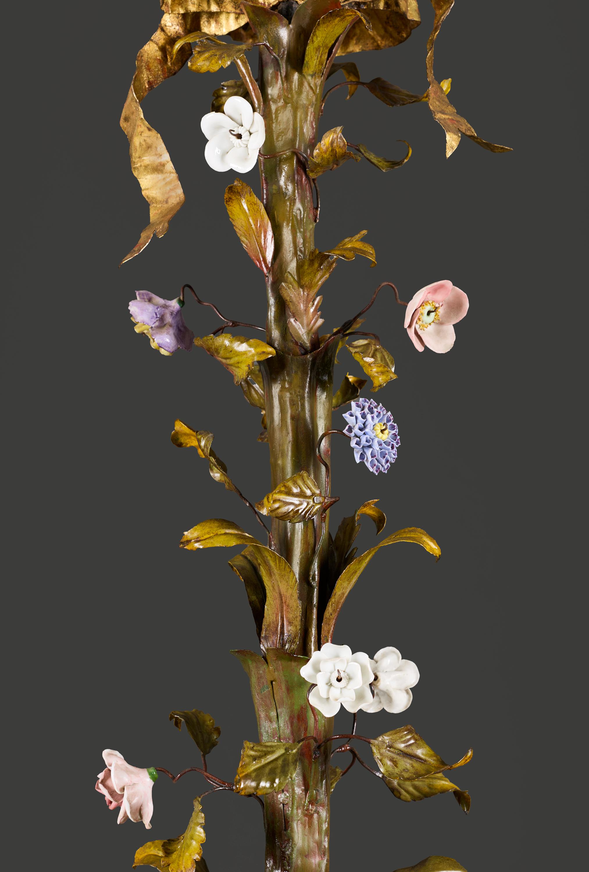 Metallo Lampadario francese del XIX secolo in tole dipinte con fiori di porcellana in vendita