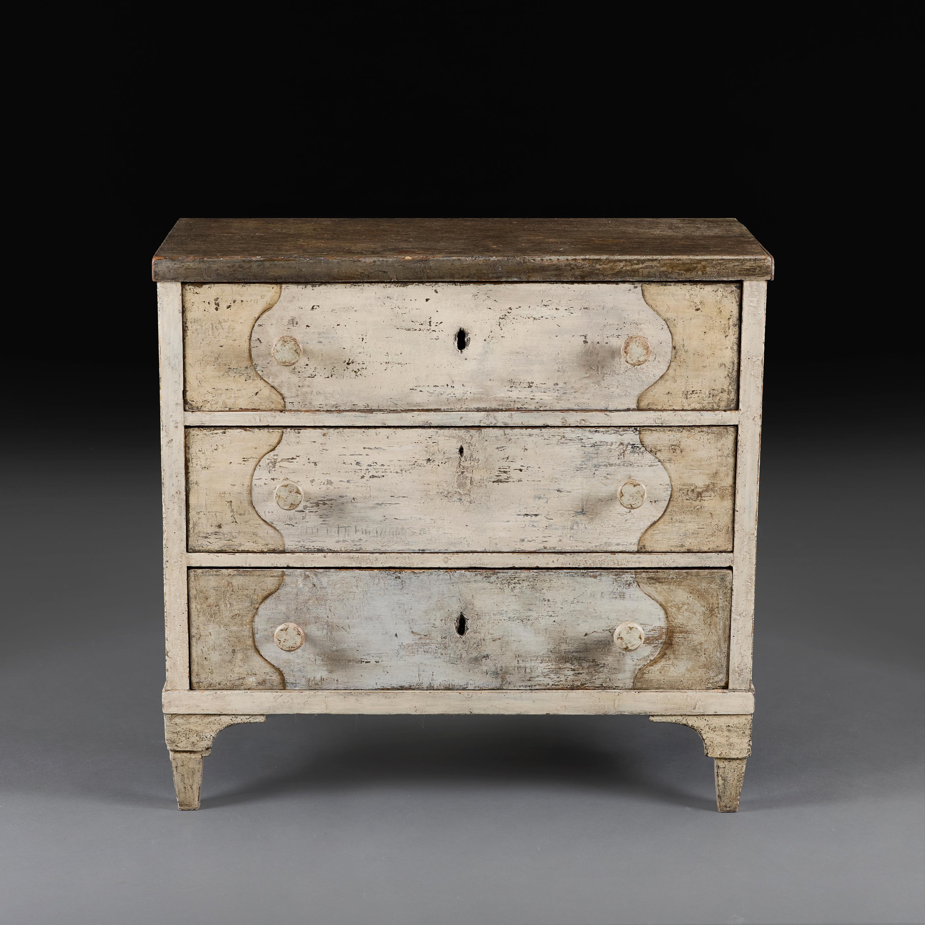 France, vers 1850

Charmante commode provinciale française du milieu du XIXe siècle, avec surface peinte, ouvrant sur trois tiroirs à l'avant avec un décor en relief de festons. 

Hauteur 88.00cm

Largeur 92.00cm

Profondeur 51.00cm