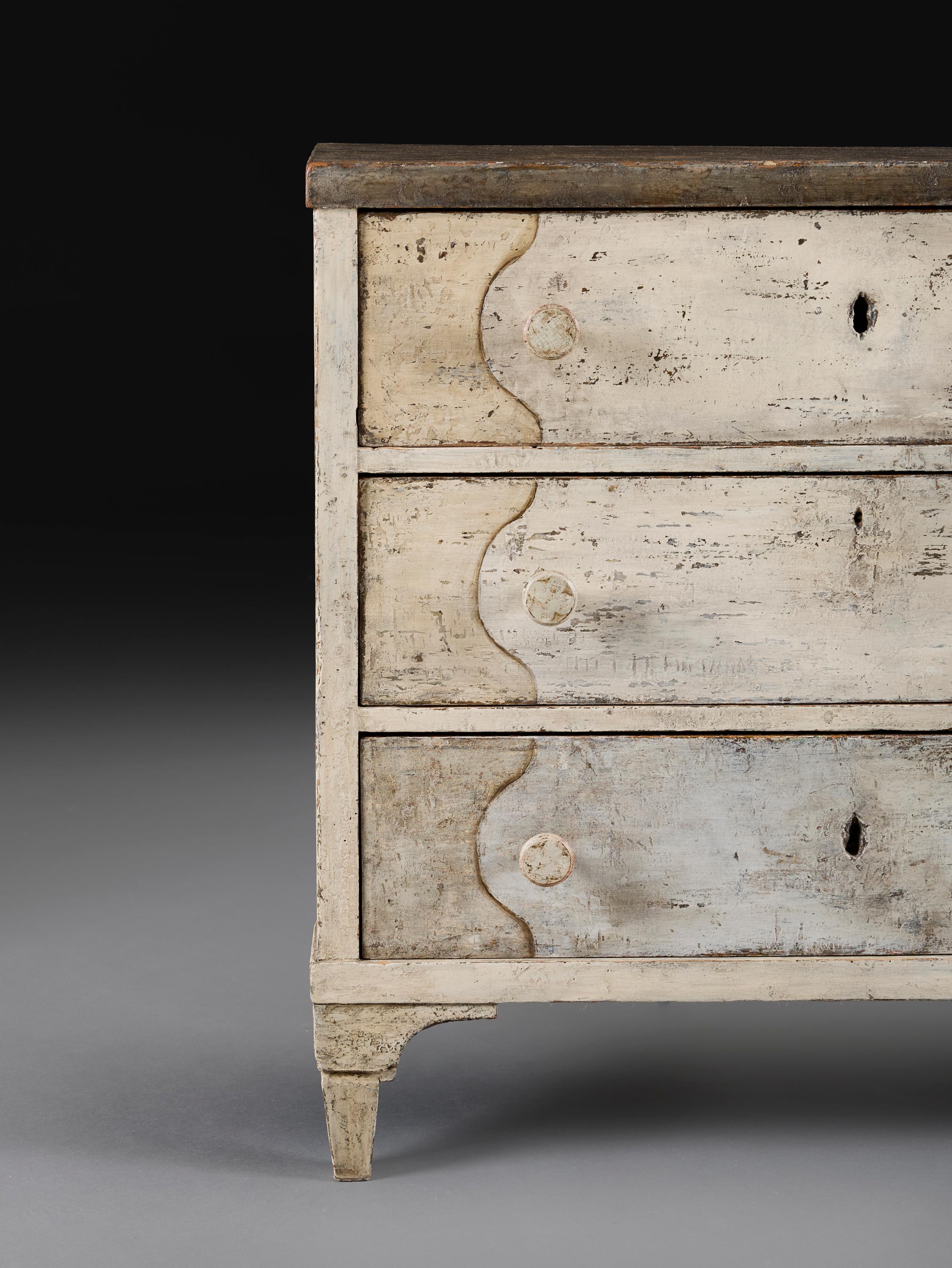 Français Commode peinte de style provincial français du XIXe siècle en vente