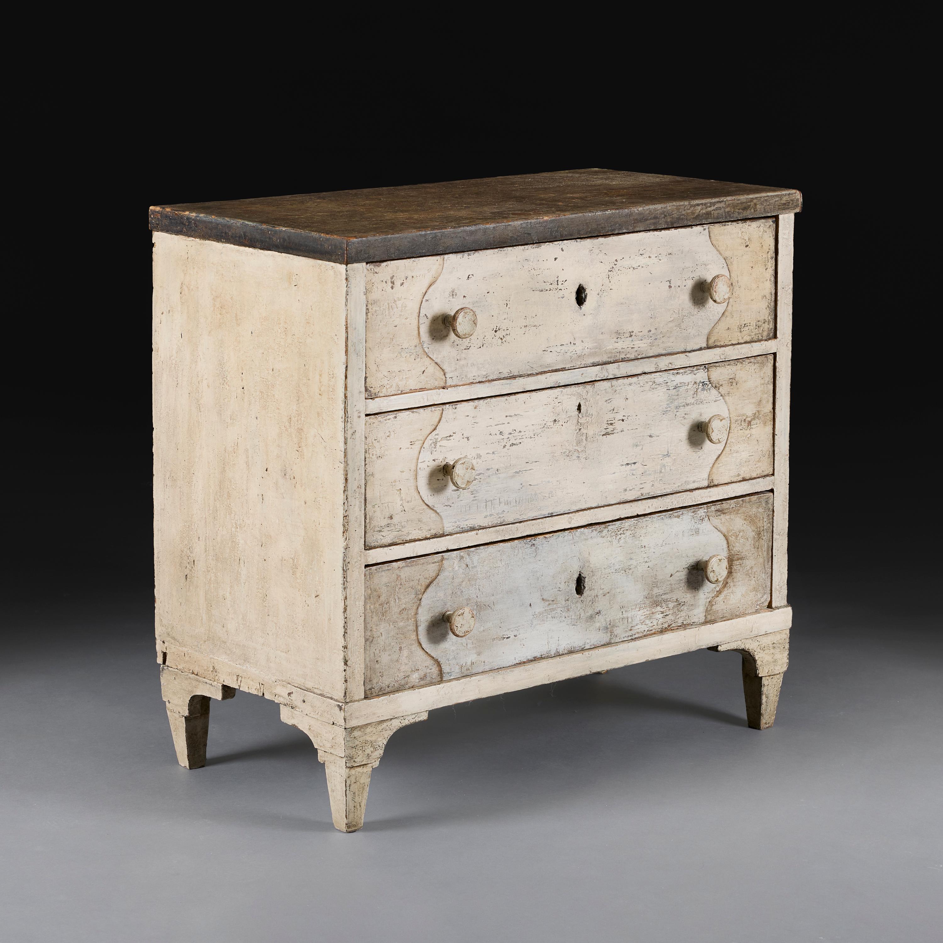 Peint Commode peinte de style provincial français du XIXe siècle en vente