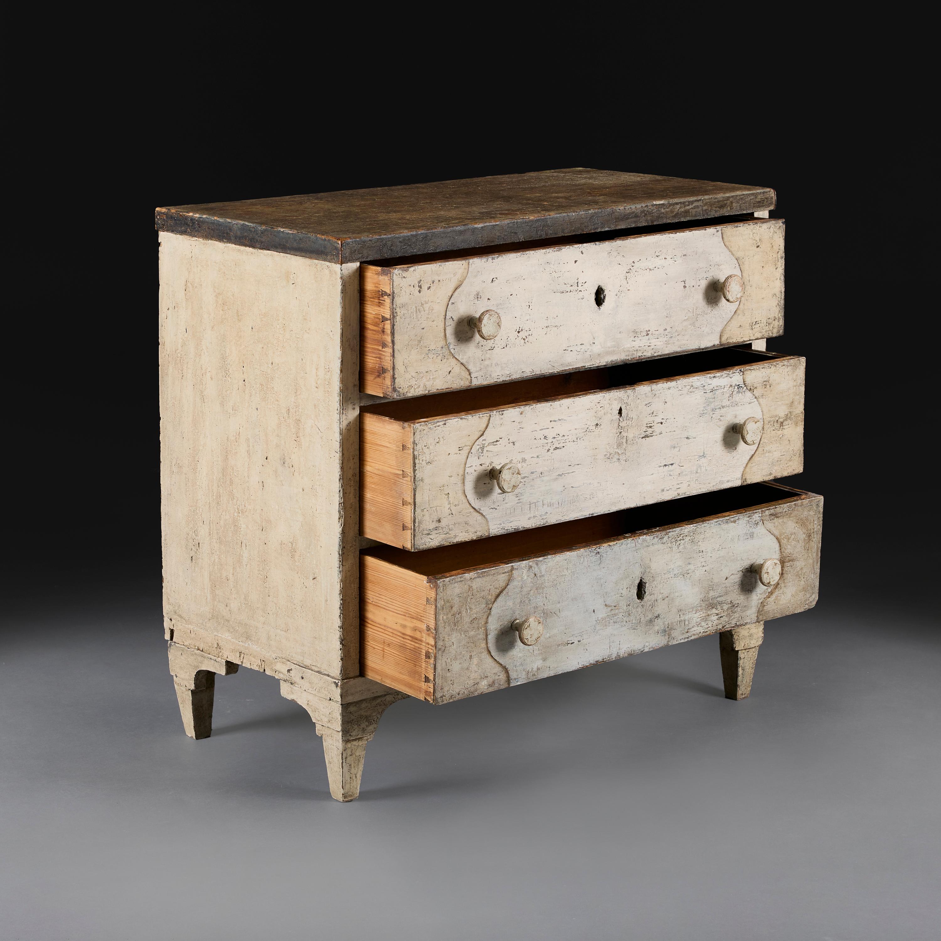 Commode peinte de style provincial français du XIXe siècle Bon état - En vente à London, GB