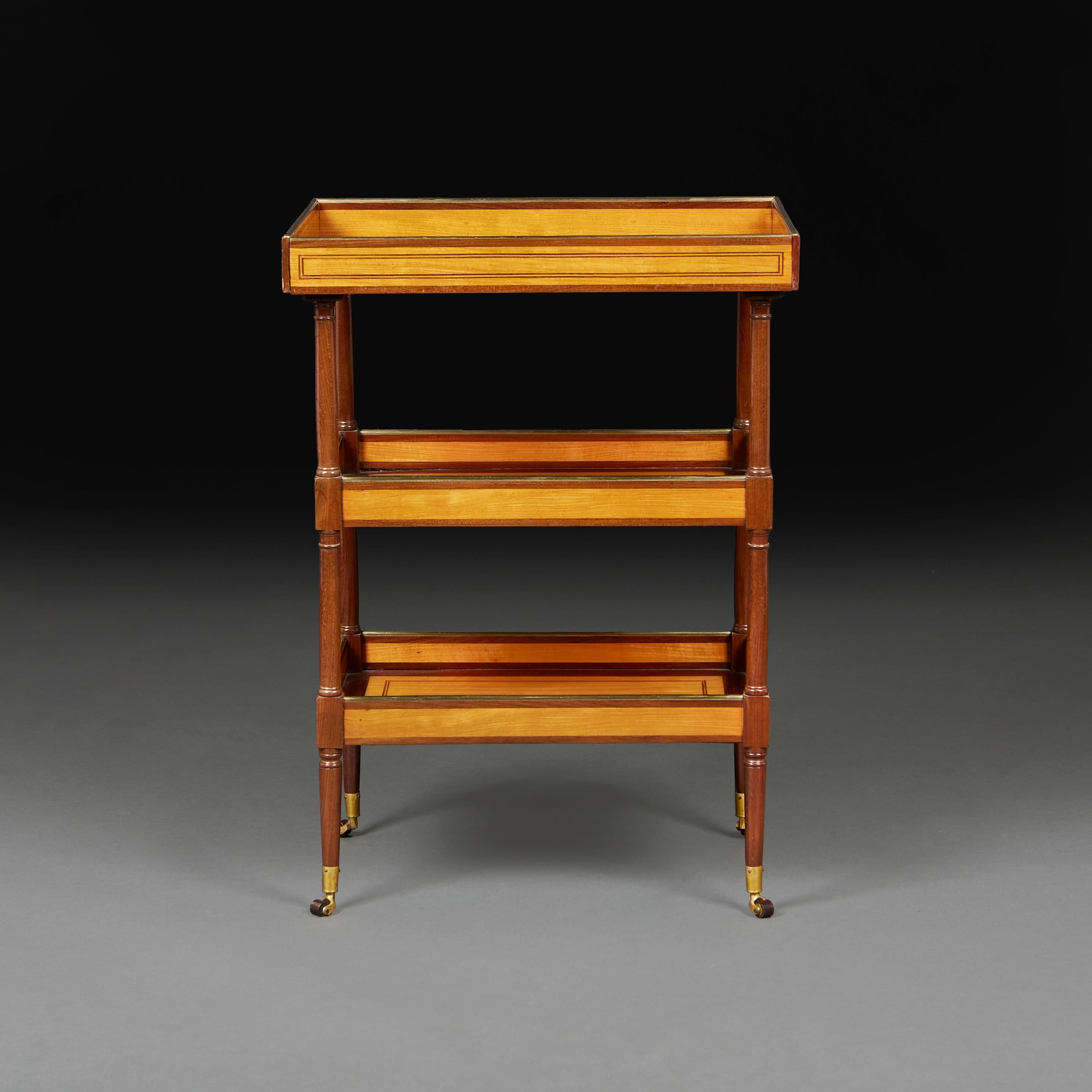Français Une étagère française du 19ème siècle en bois de satin en vente