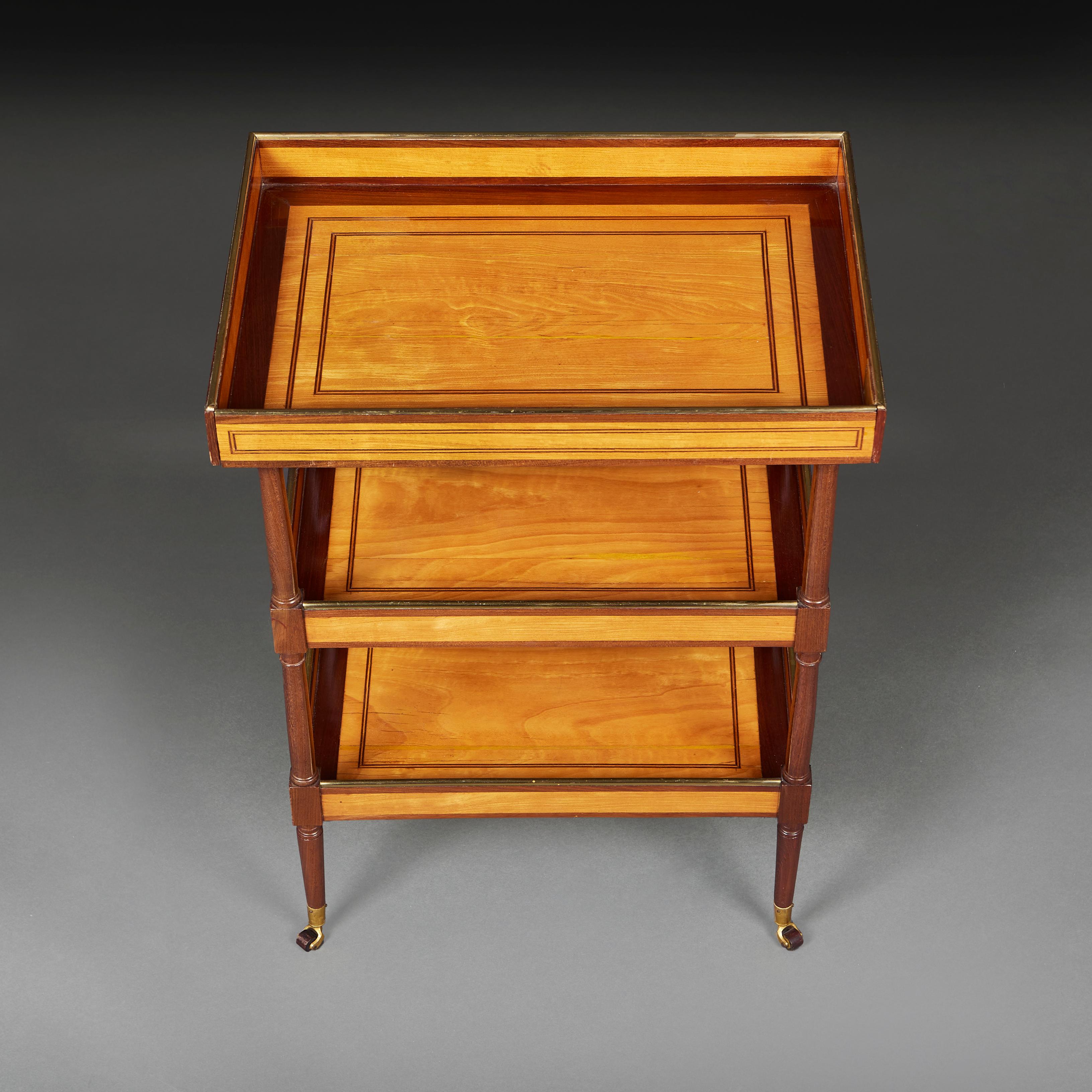 Incrusté Une étagère française du 19ème siècle en bois de satin en vente