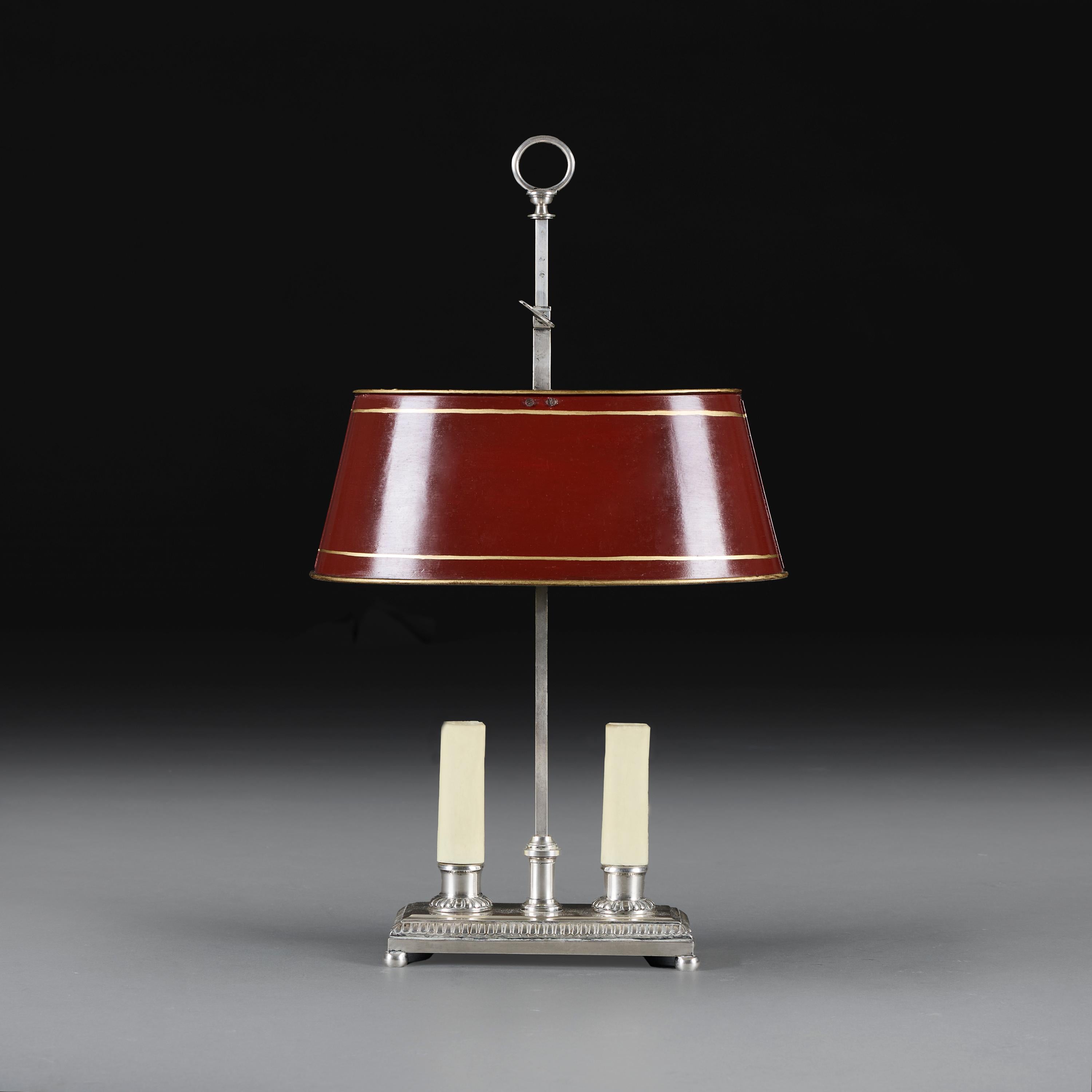 France, vers 1880

Lampe bouillotte en argent de la fin du XIXe siècle, avec un abat-jour réglable en métal rouge et deux bougeoirs à la base, décorée de bandes à godrons, aujourd'hui convertie pour l'électricité.

Hauteur 49.00cm
Largeur