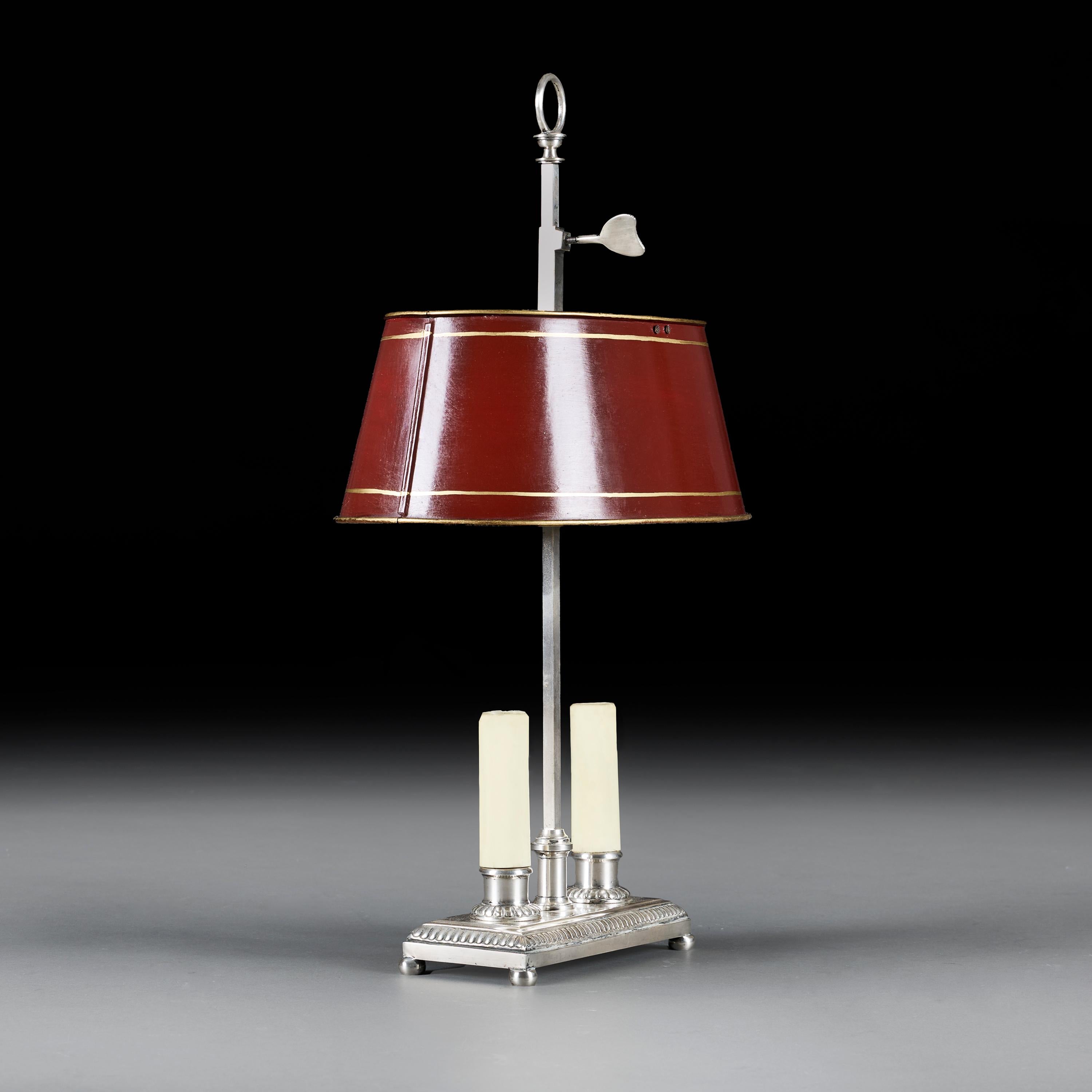Français Lampe Bouillotte en argent du 19ème siècle avec abat-jour en tôle. en vente