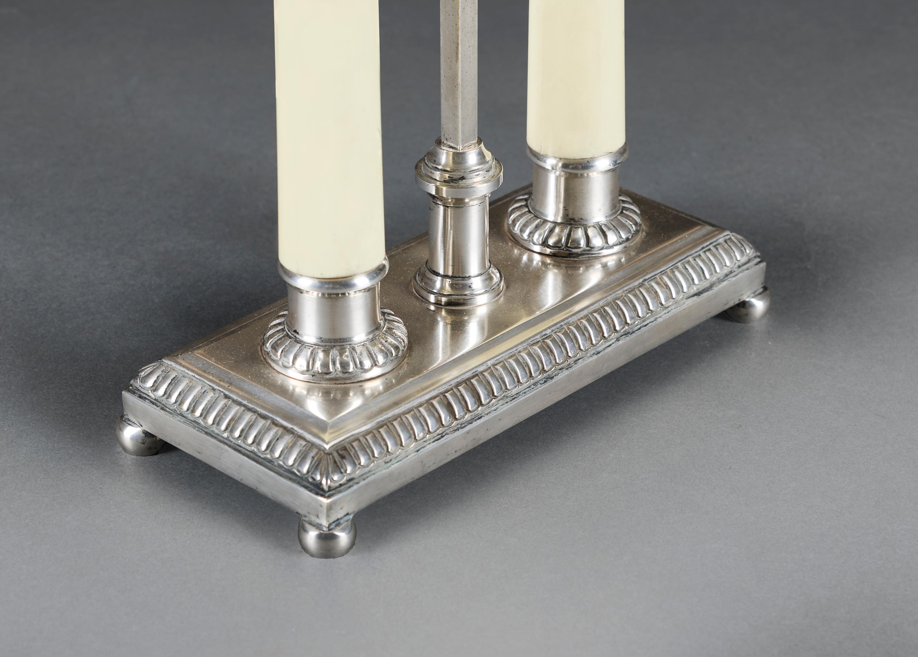 XIXe siècle Lampe Bouillotte en argent du 19ème siècle avec abat-jour en tôle. en vente