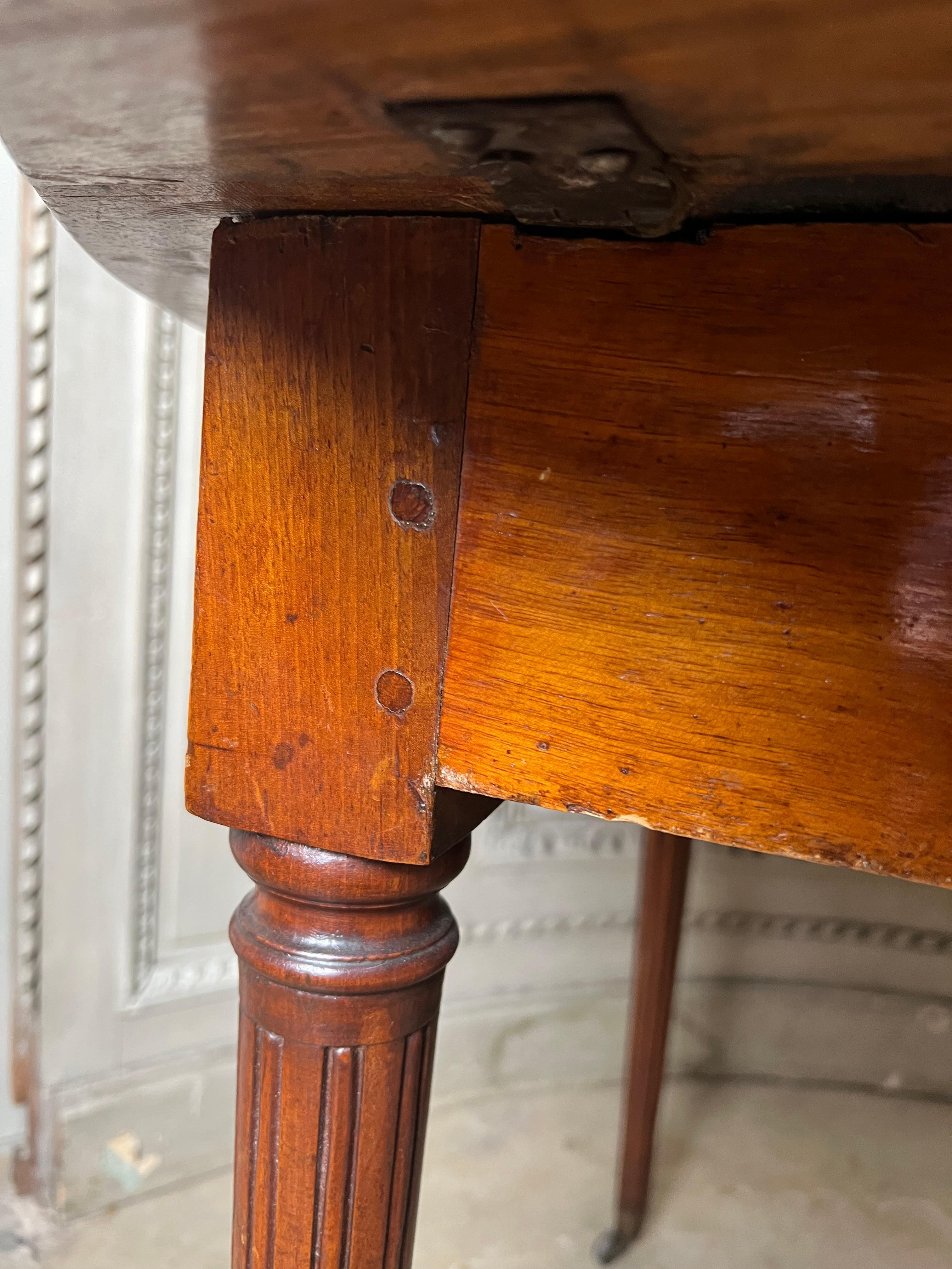 Table de salle à manger à abattant en noyer français du XIXe siècle en vente 8