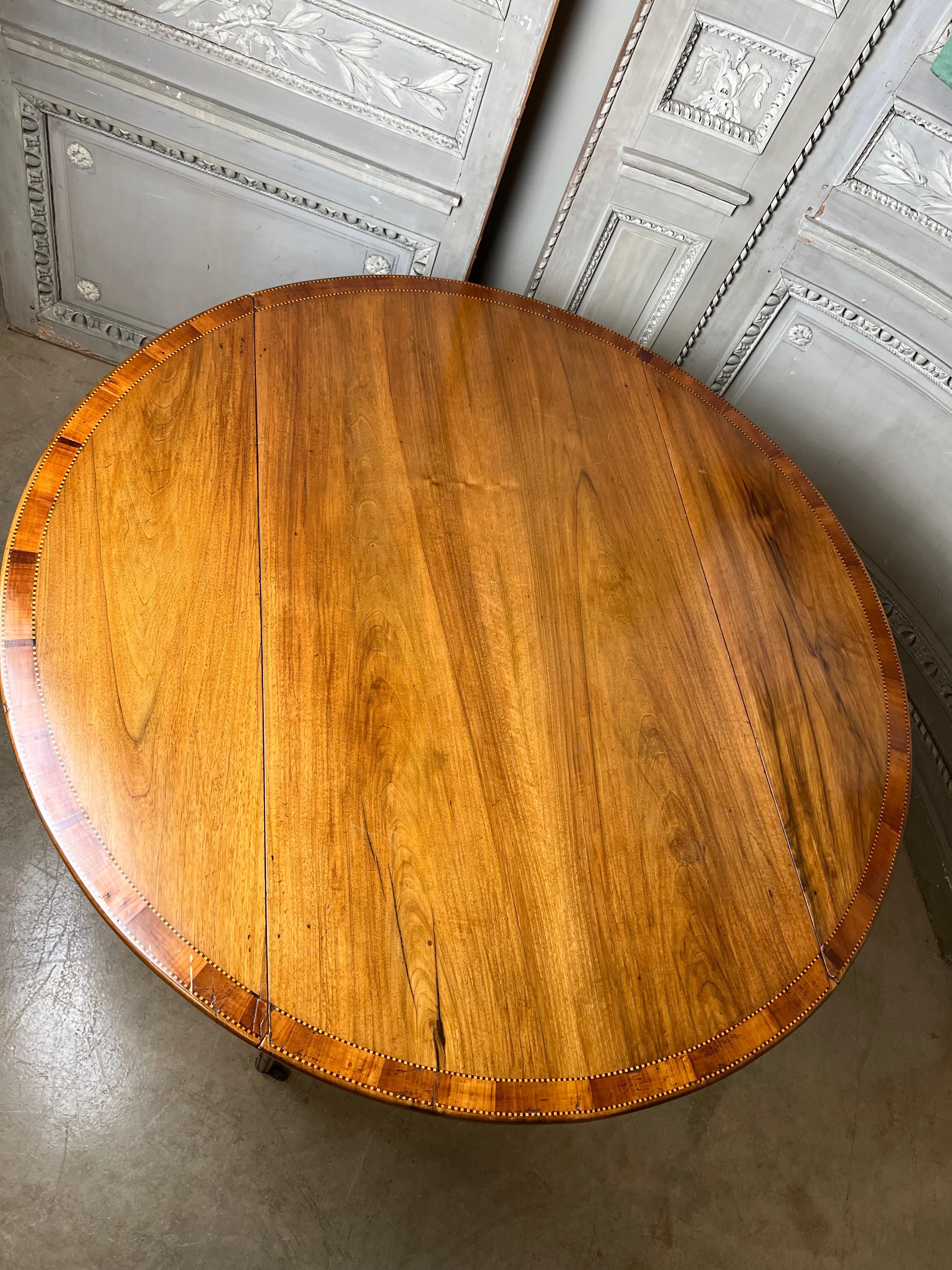 Louis XVI Table de salle à manger à abattant en noyer français du XIXe siècle en vente