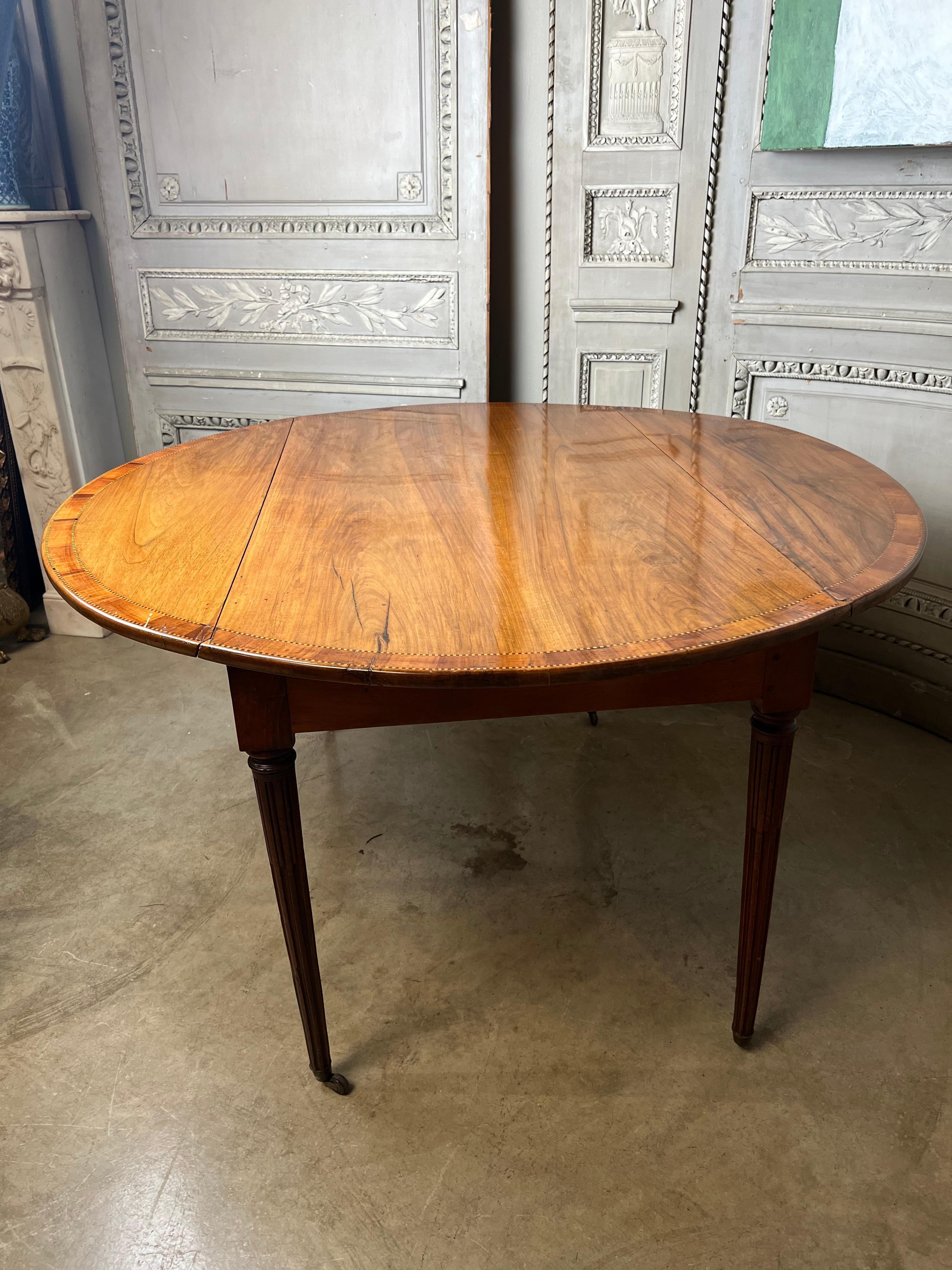Sculpté à la main Table de salle à manger à abattant en noyer français du XIXe siècle en vente