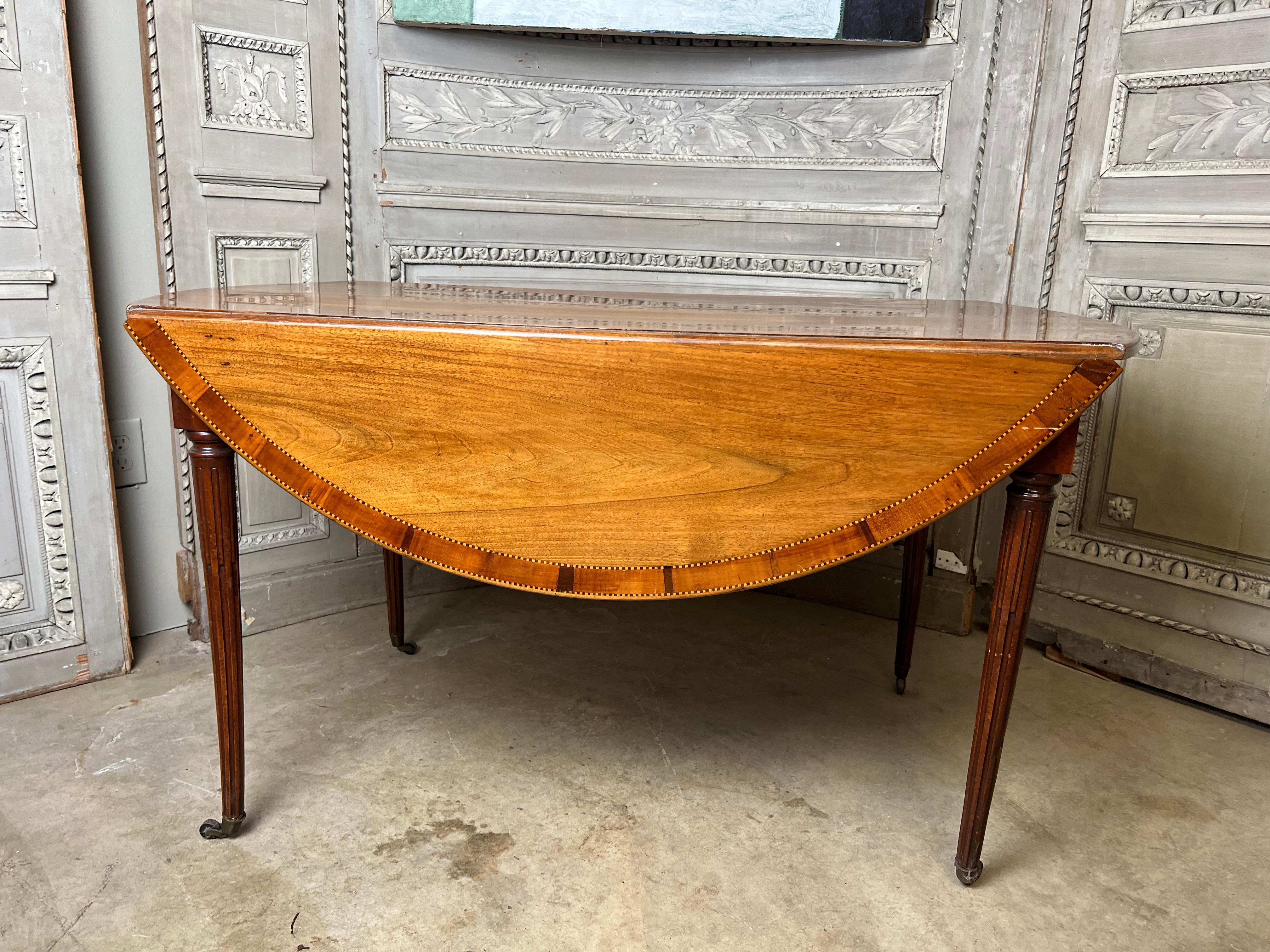 Acajou Table de salle à manger à abattant en noyer français du XIXe siècle en vente