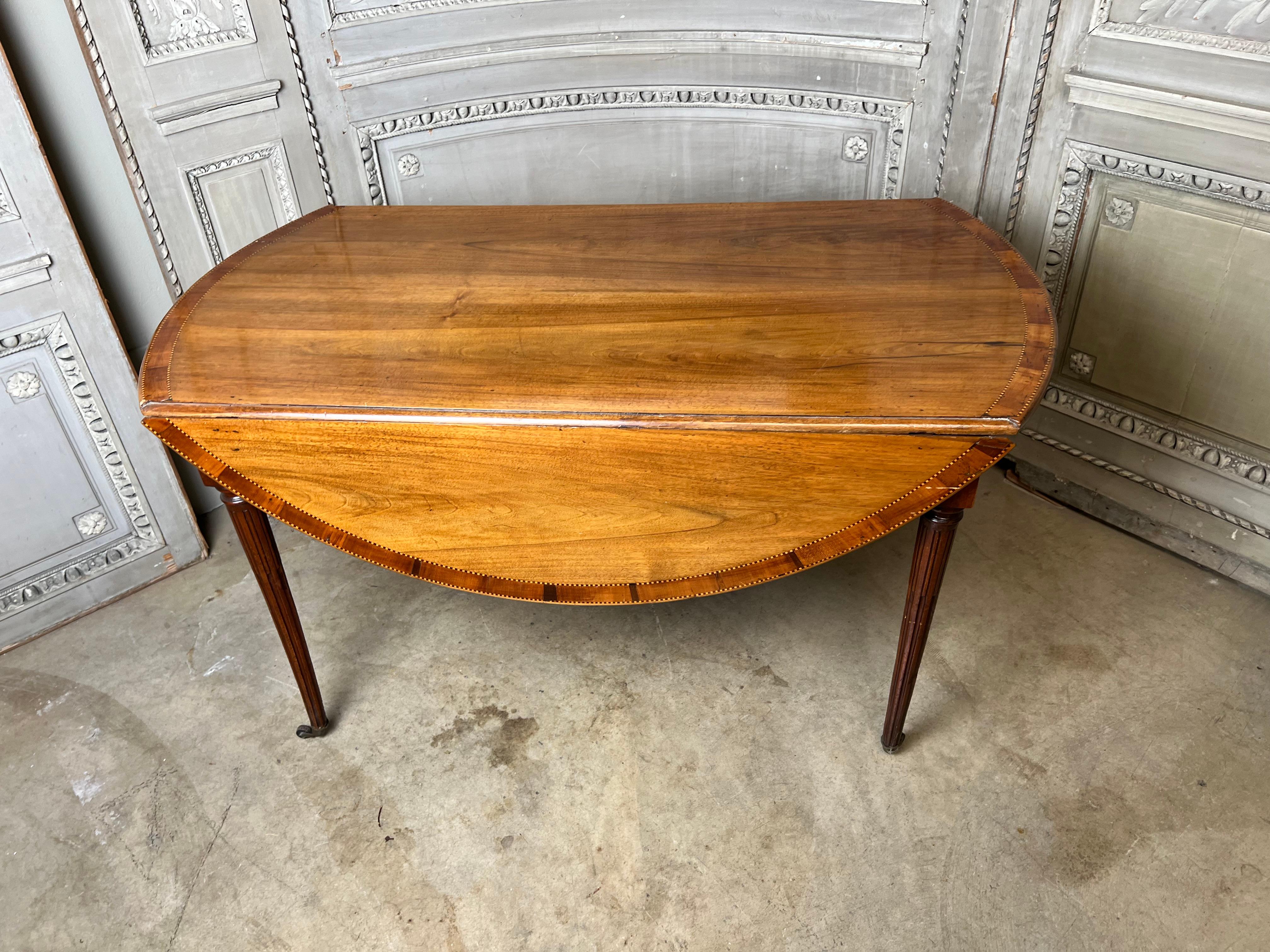 Table de salle à manger à abattant en noyer français du XIXe siècle en vente 1