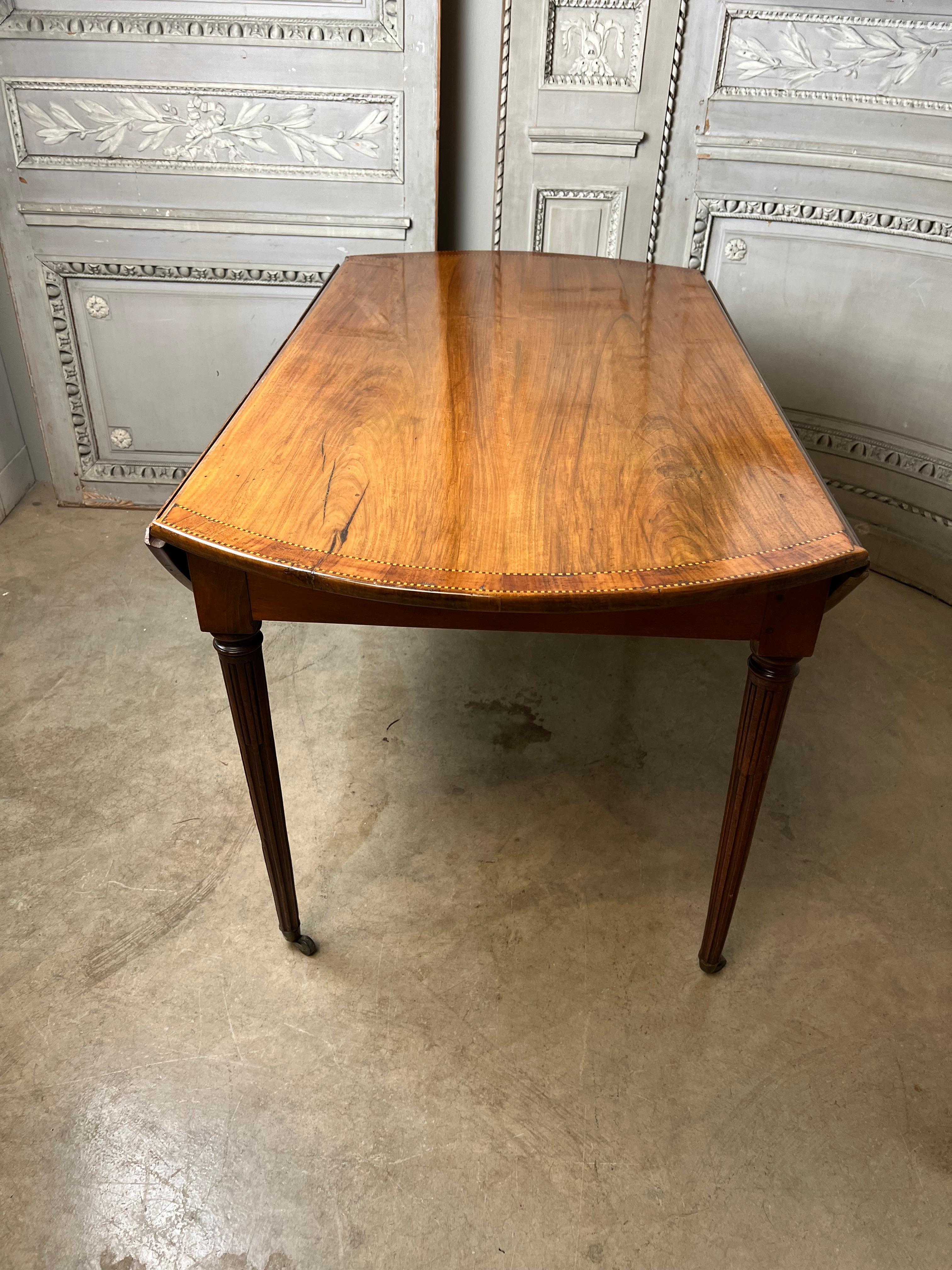 Table de salle à manger à abattant en noyer français du XIXe siècle en vente 2