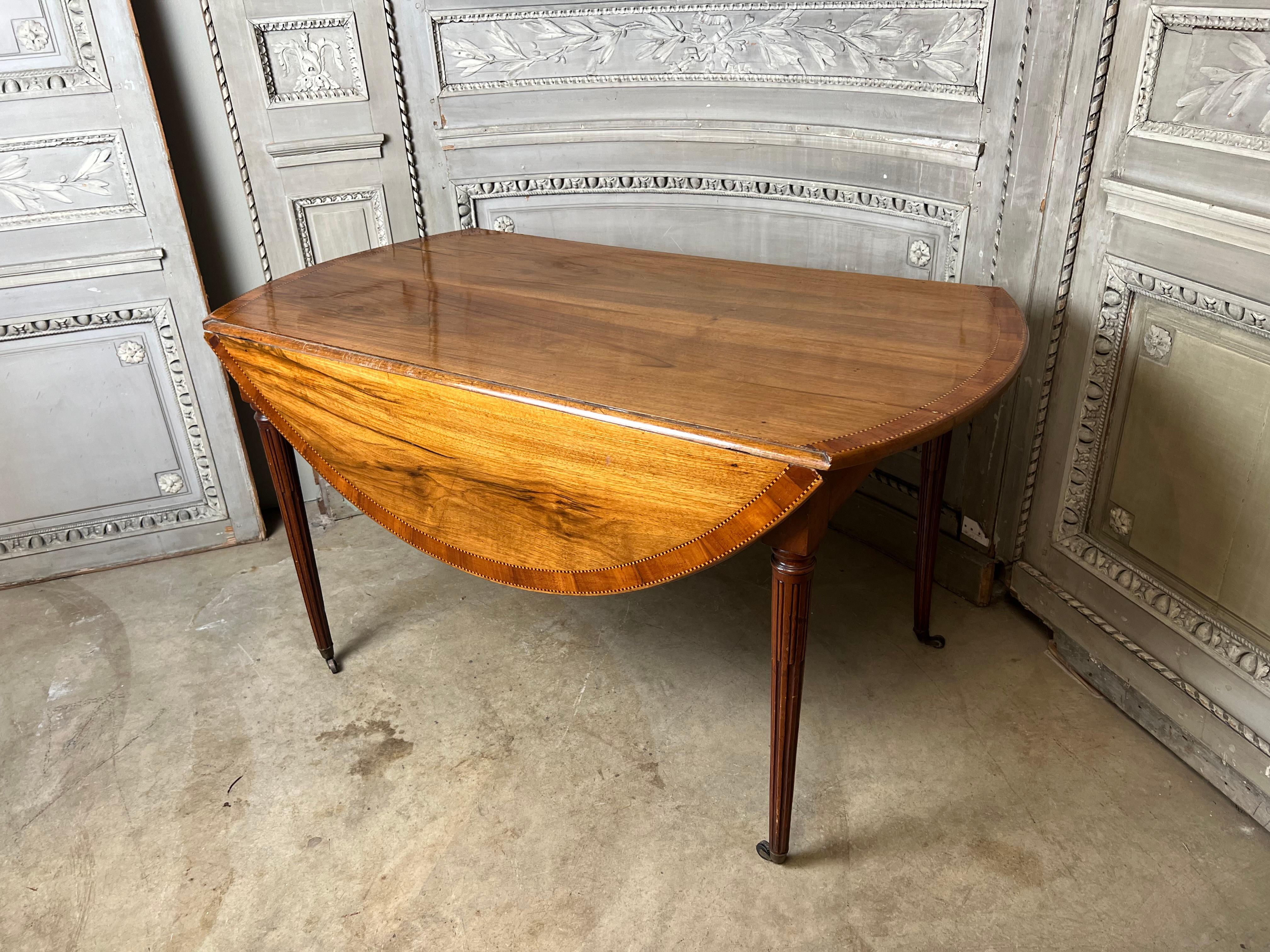 Table de salle à manger à abattant en noyer français du XIXe siècle en vente 3