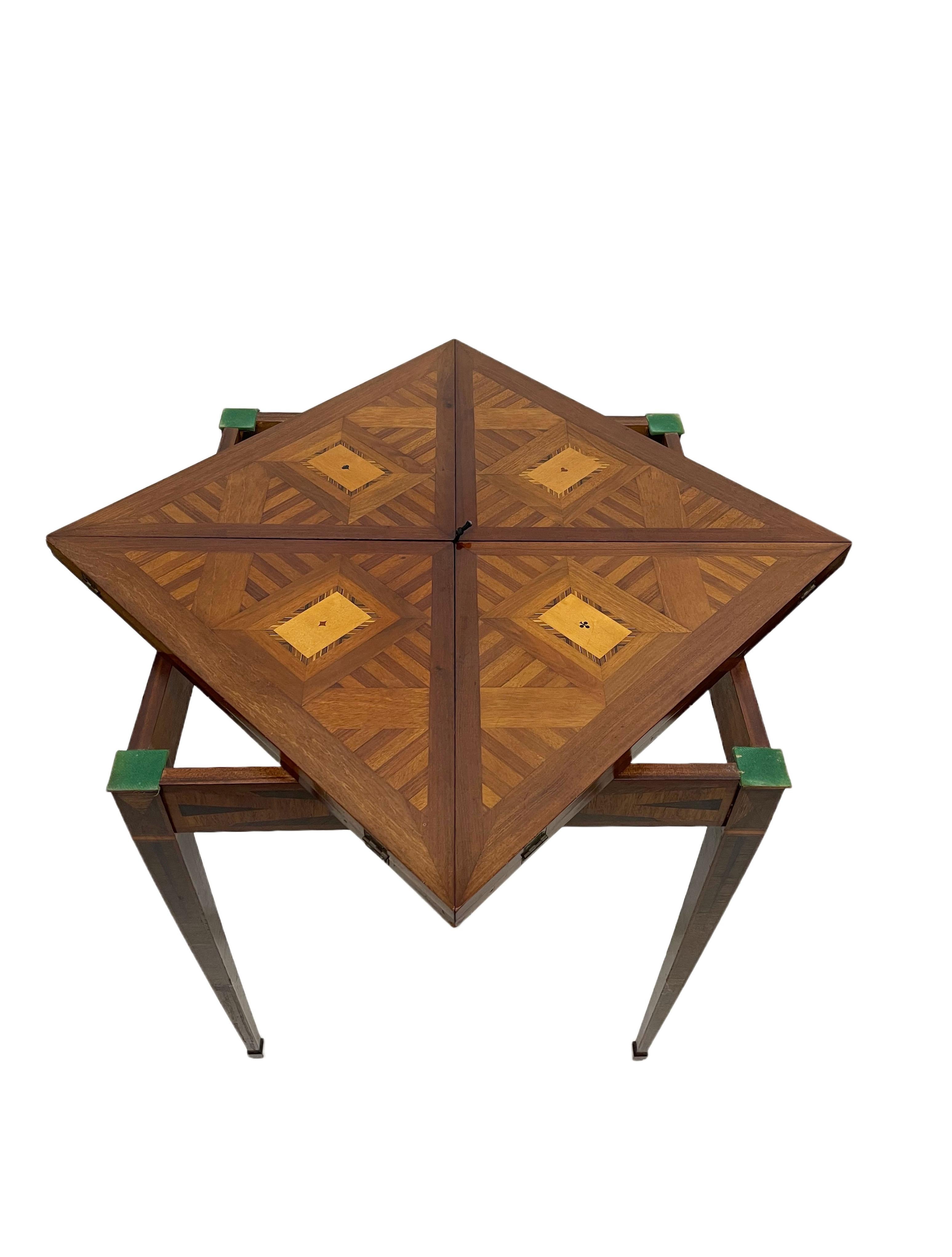 A 19th Century French with intarsia folding handkerchief card table In Good Condition In Delft, NL