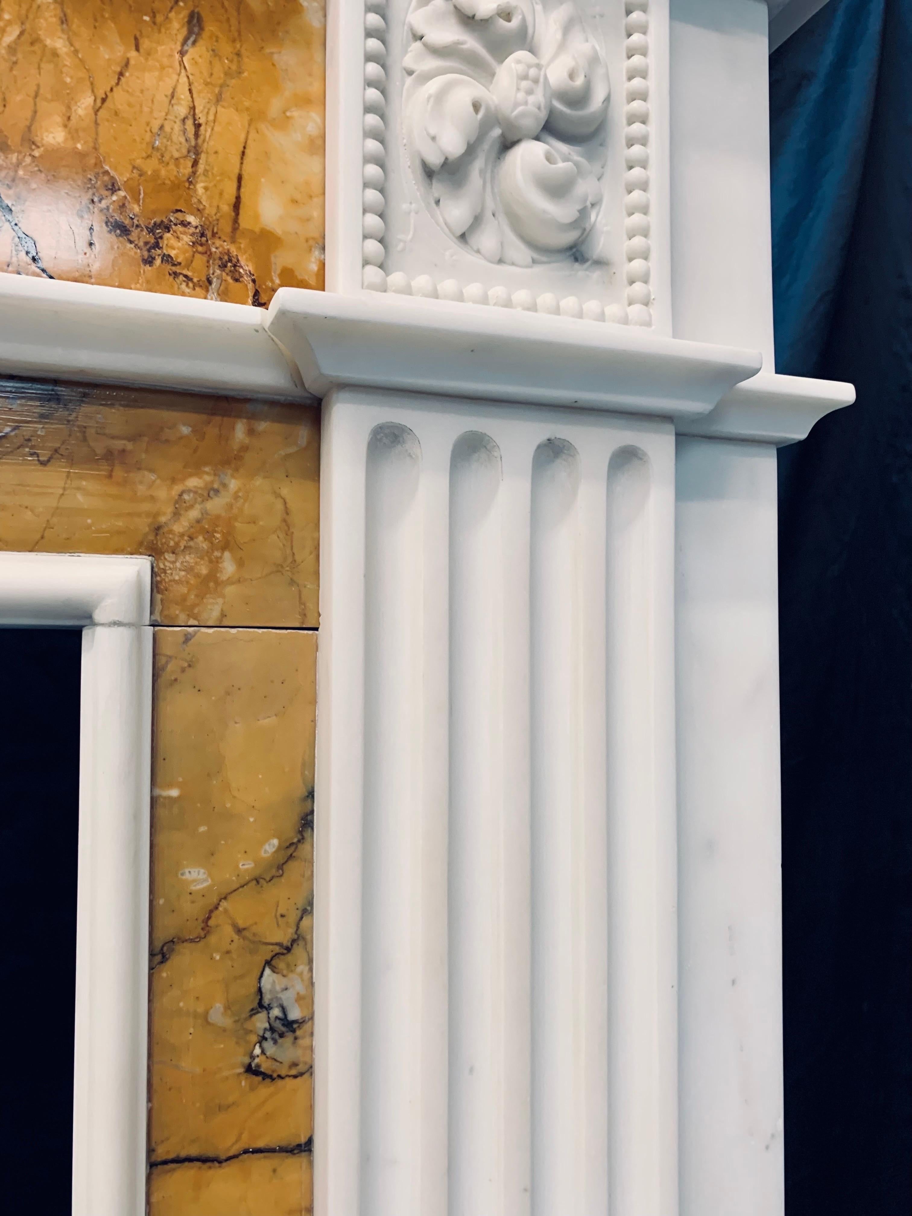 Fin du XIXe siècle Brisk One de style géorgien du 19e siècle  Statuaire et entourage de cheminée en marbre de Sienne.  en vente