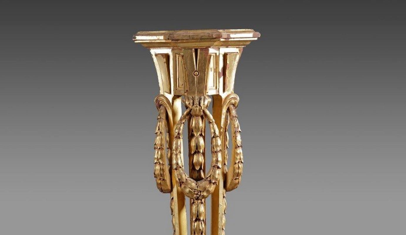 A 19th century gilded wooden pedestal
A beautiful tripod stand in carved wood with gold leaf
Napoleon III period
end of the XIXth century in good condition
Measure: Height : 163 cm.