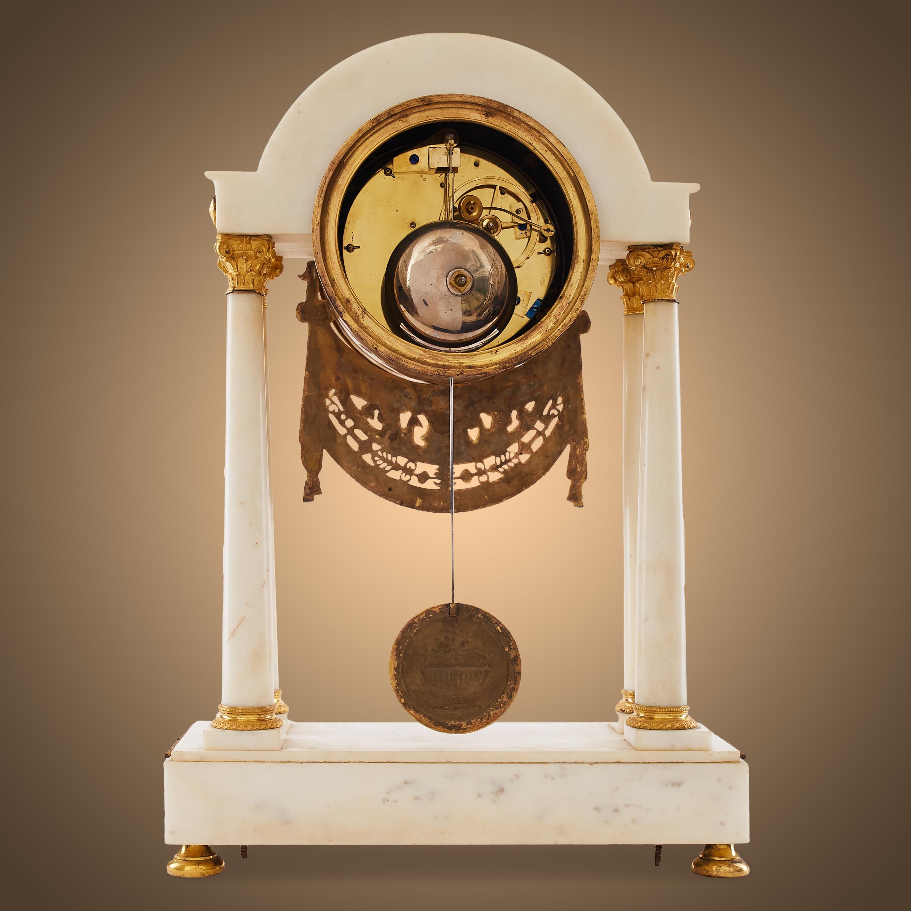Portico-Uhr aus vergoldeter Bronze und weißem Marmor aus dem 19. Jahrhundert (Vergoldet) im Angebot