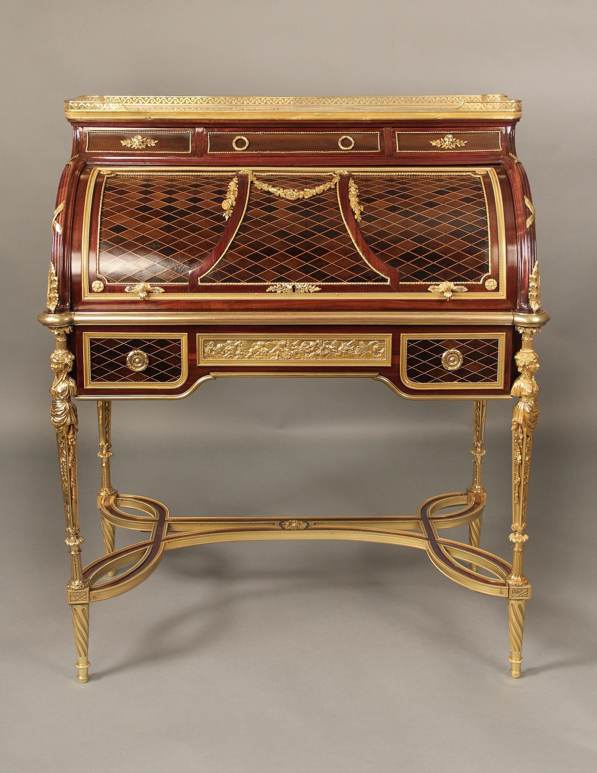 Superbe bureau à cylindre de style Louis XVI, datant de la fin du 19e siècle, monté en bronze doré. Peut-être François Linke pour la Maison Krieger

A la manière d'Adam Weisweiler

Cajou, marqueterie de platane, cordons d'ébène et de buis, le