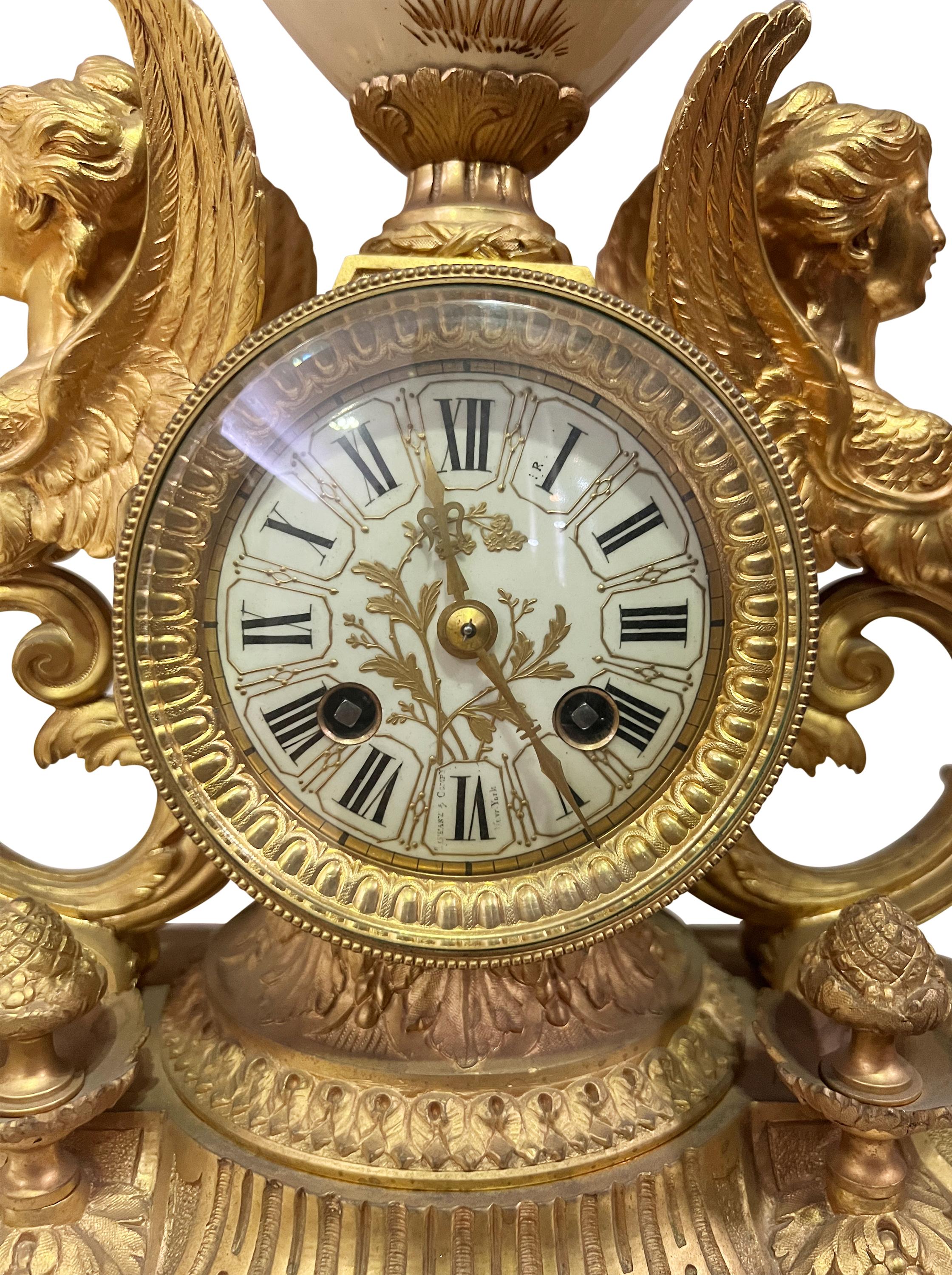 Français Pendule de cheminée du 19e siècle en bronze doré et porcelaine vendue par Tiffany & Co. en vente