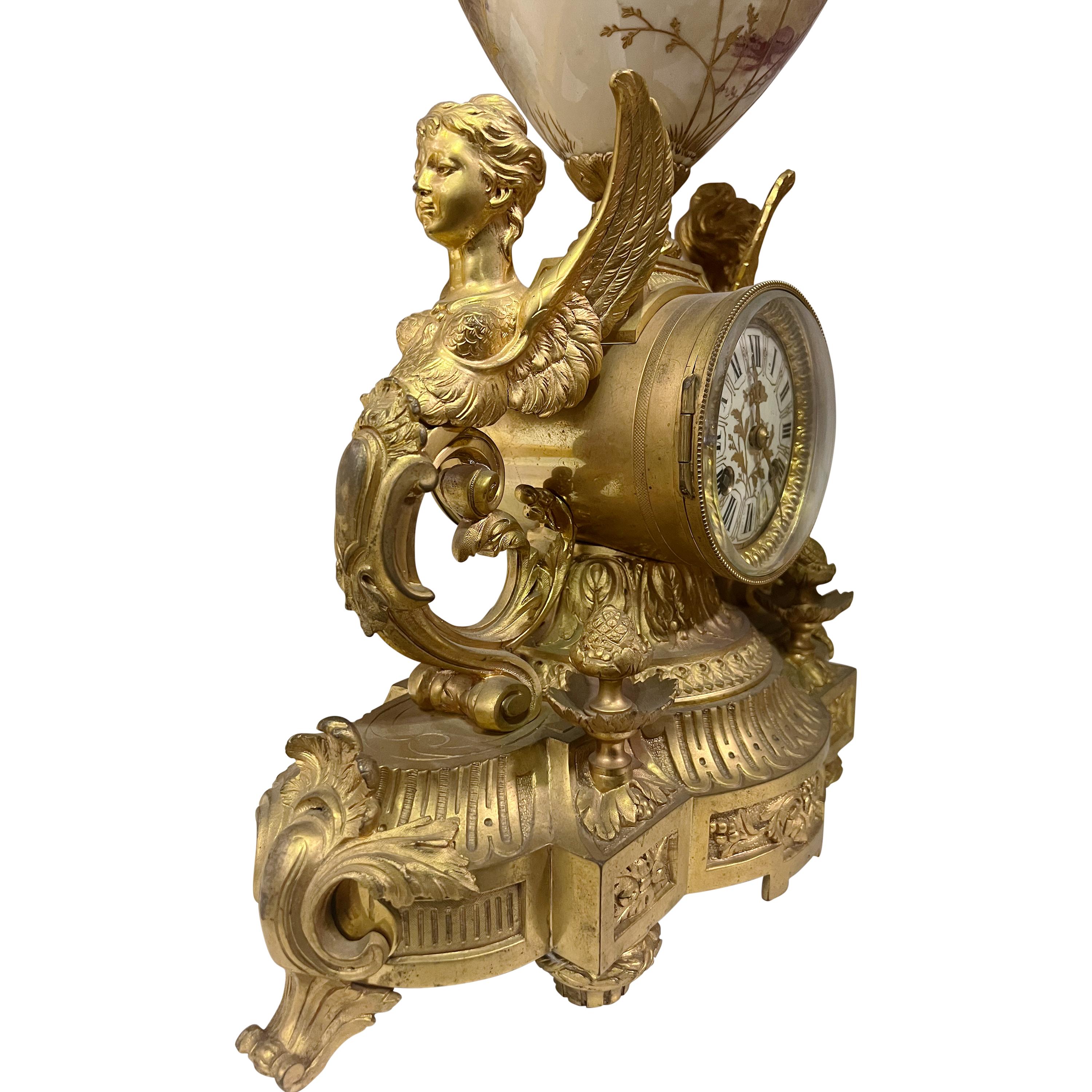 Pendule de cheminée du 19e siècle en bronze doré et porcelaine vendue par Tiffany & Co. Excellent état - En vente à Los Angeles, CA
